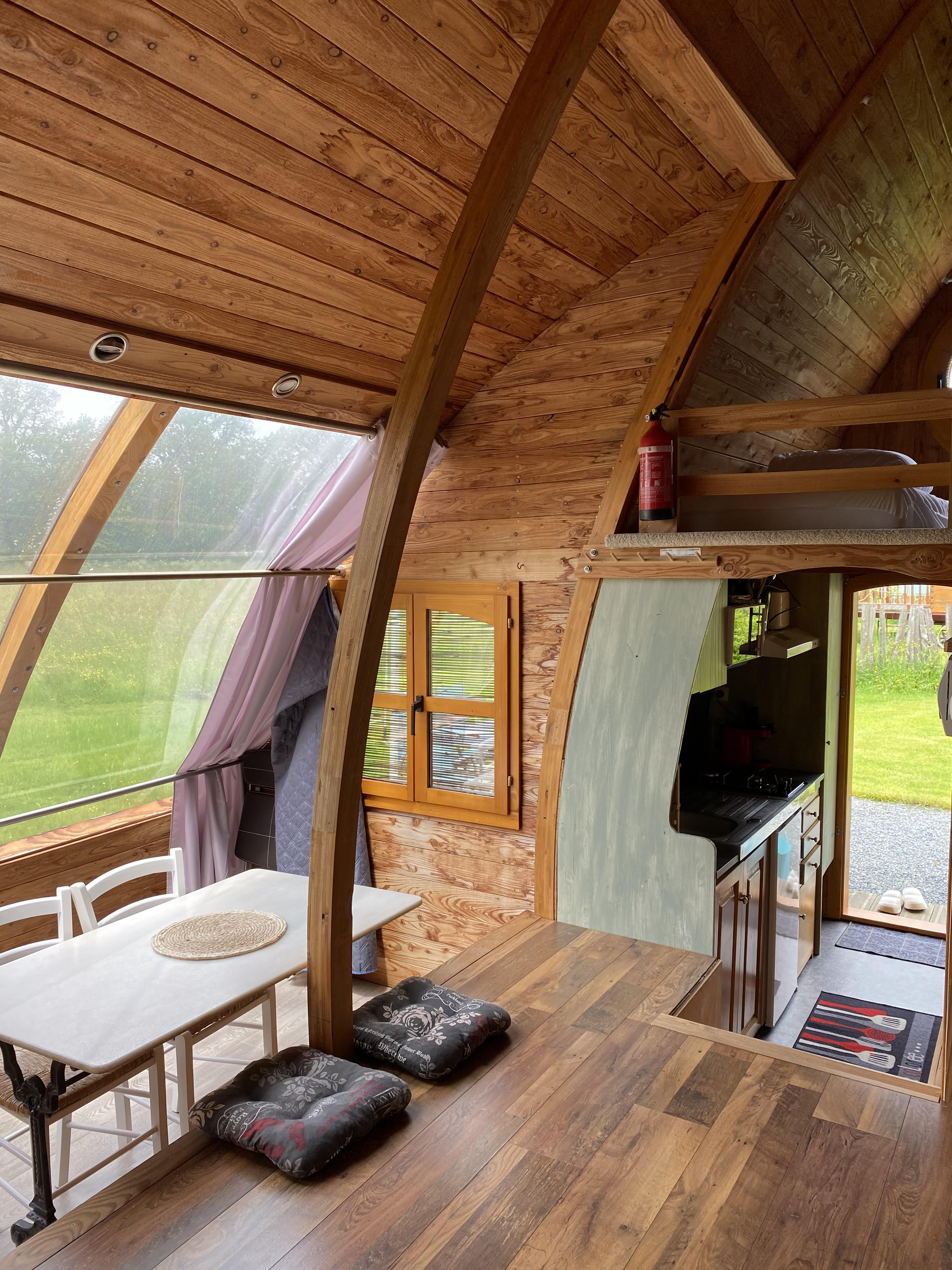 Tiny house 5/6 places — Séjour avec spa à Puy-de-Dôme à Issoire — espace de vie