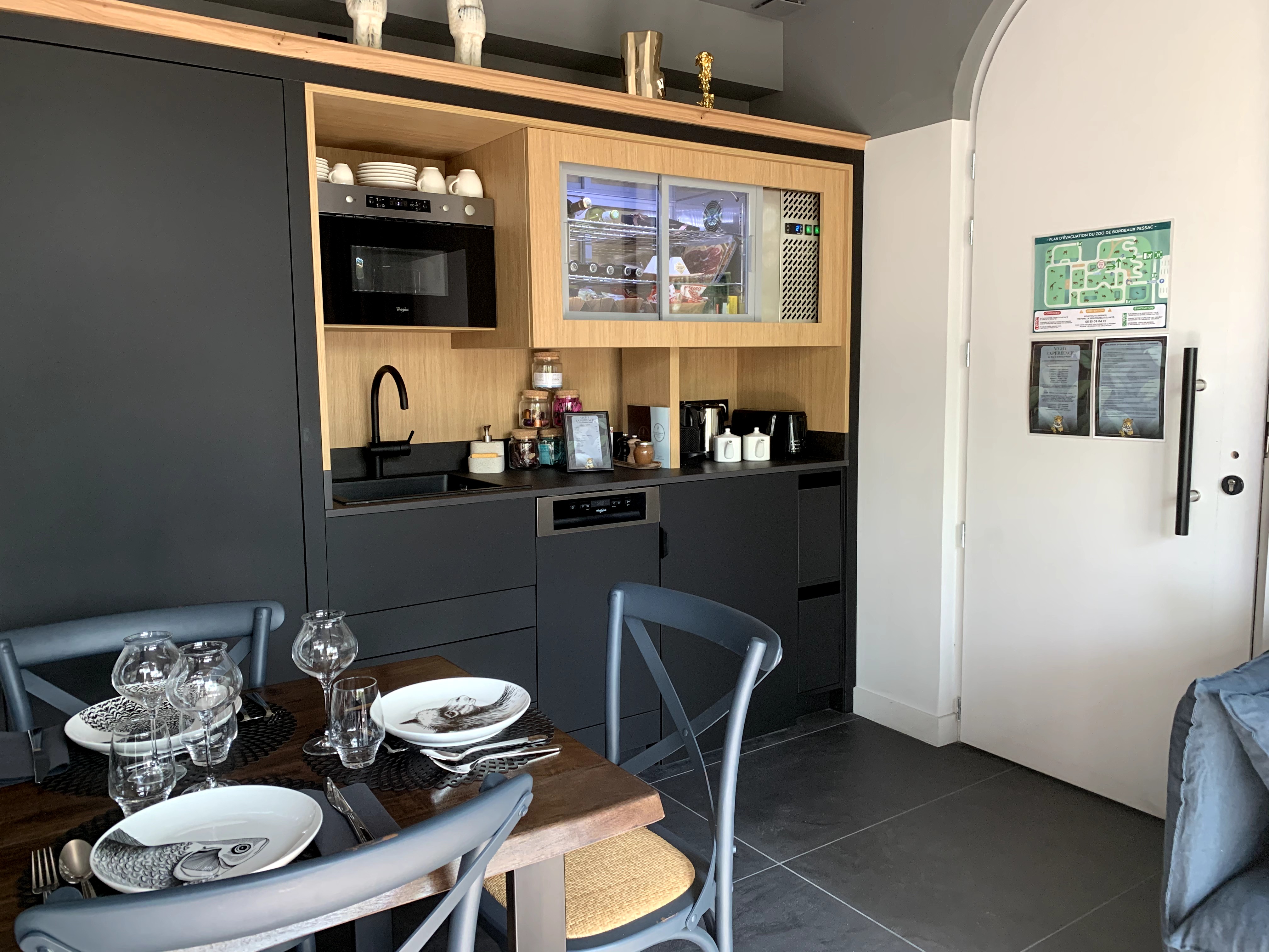 Lodge Tigre blanc : une immersion thématique en Aquitaine à Pessac — espace de vie