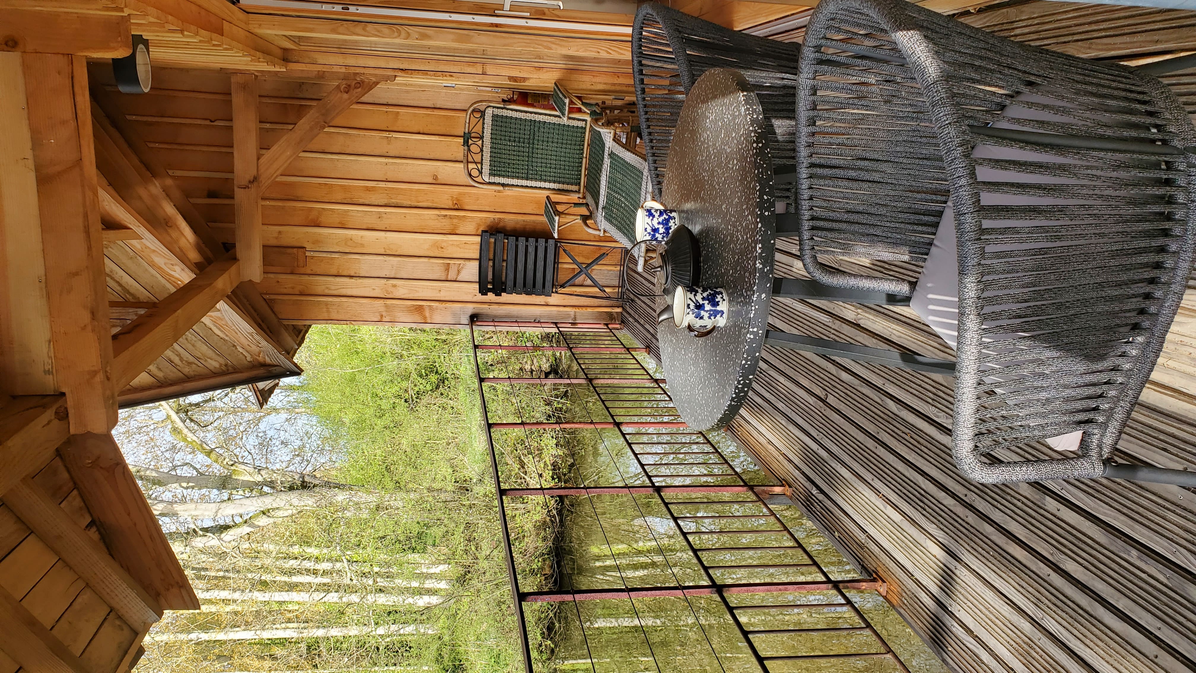 Le Pavillon Japonais : une cabane sur pilotis en pleine nature à Sainte-Honorine-La-Chardonne — salle de bain