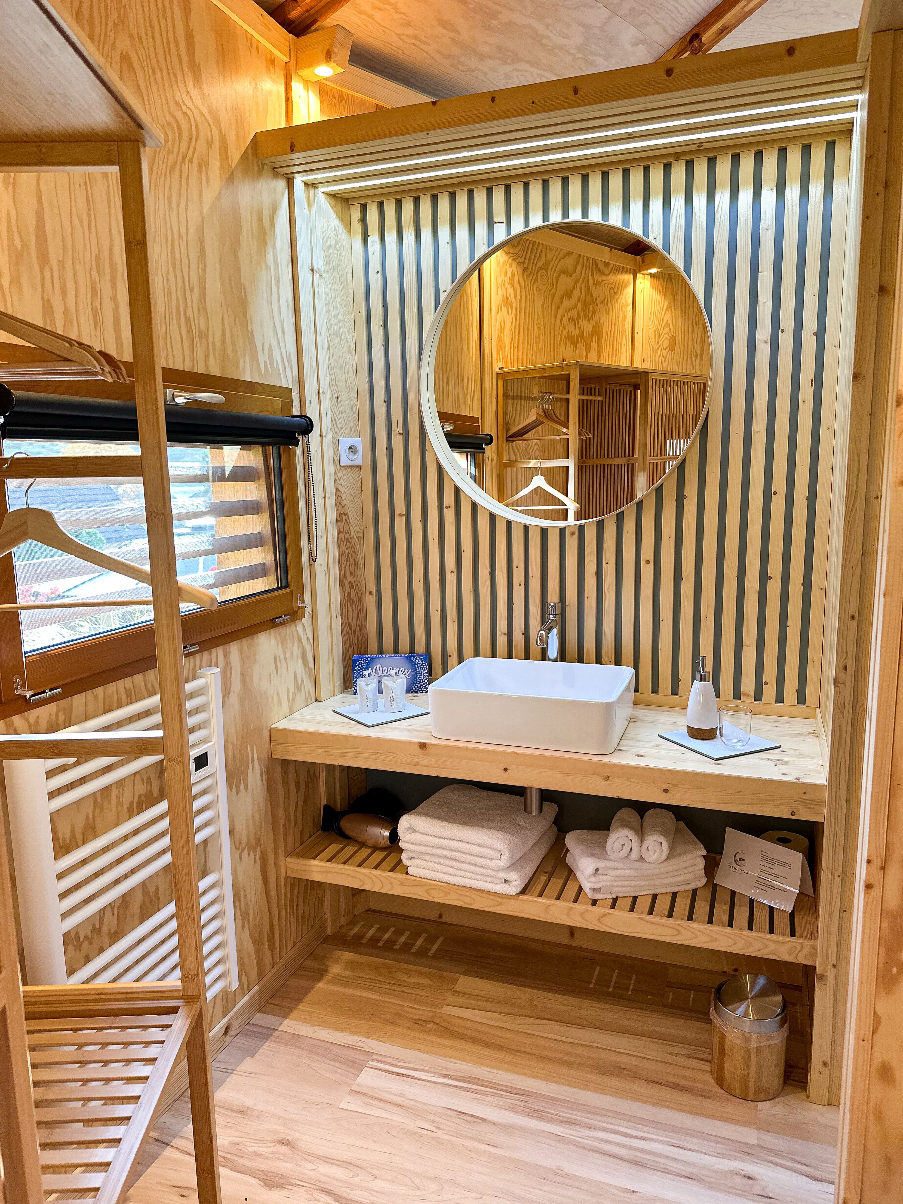 Cabane Épicéa & Spa — Cabane sur pilotis avec bain nordique à Jura à Tavaux — détail architectural