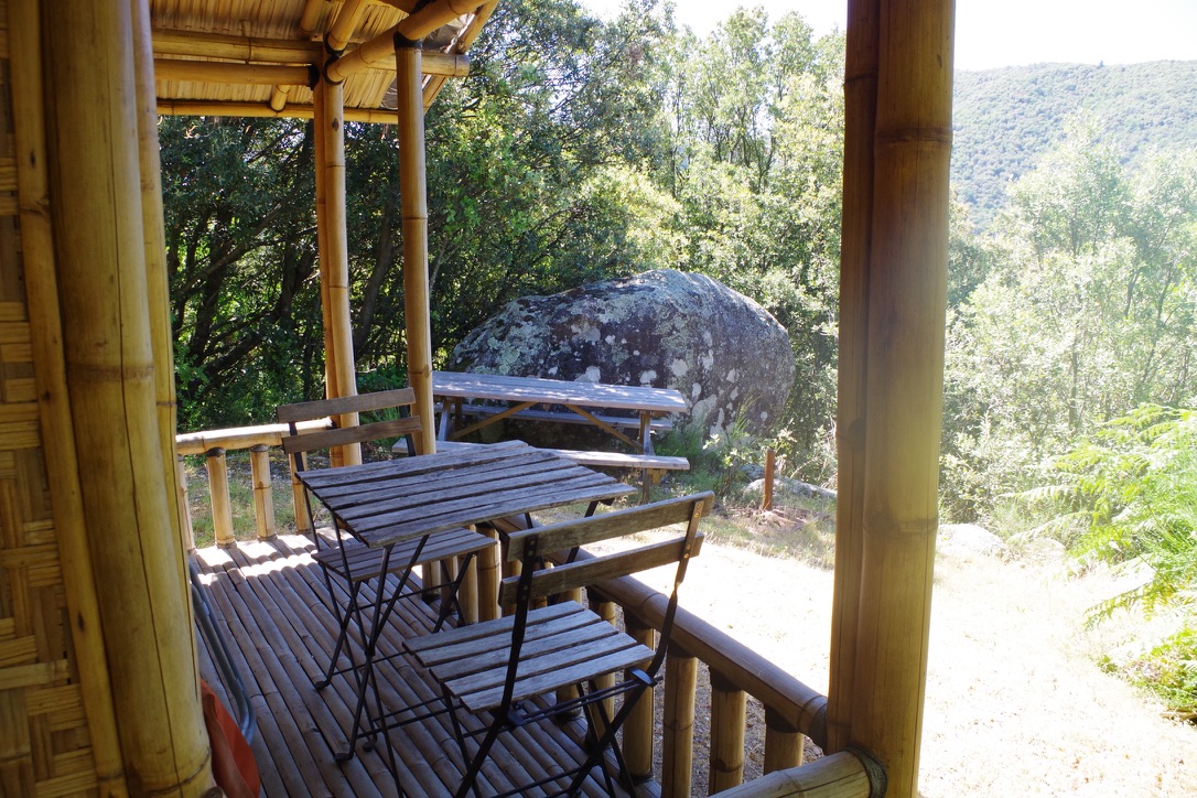 Cabane Bambou — Séjour exotique avec spa à Lascoutch (Gard) à Soudorgues — vue intérieure