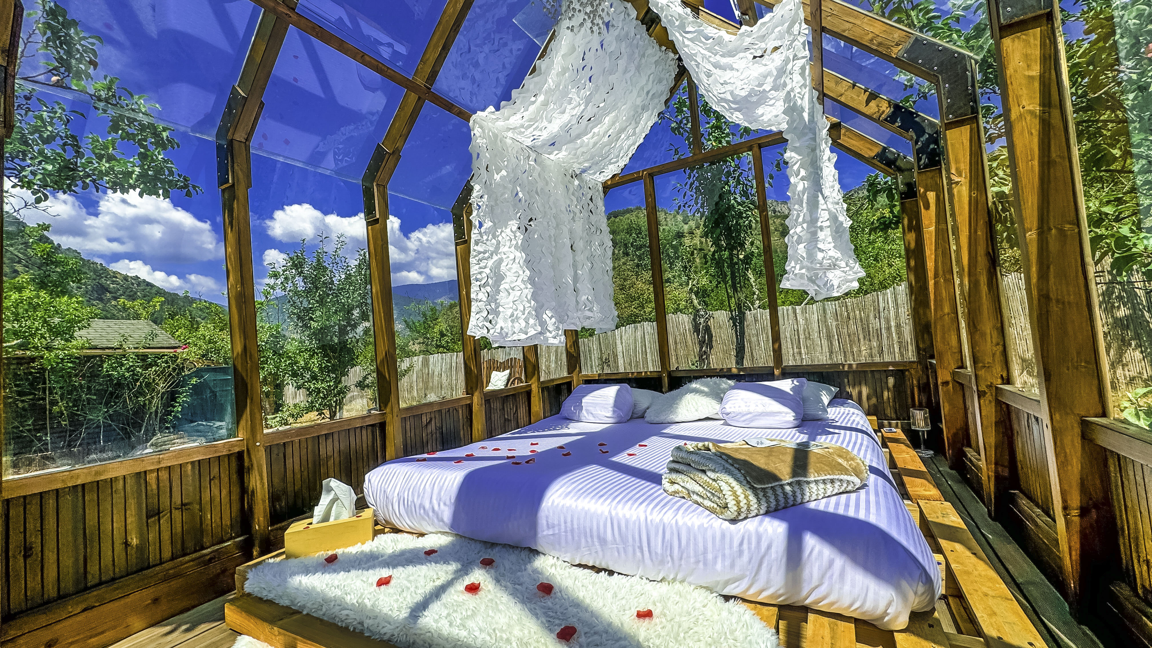Chalet en verre sous une pluie d’étoiles : une expérience unique en Provence à Lantosque — espace de vie