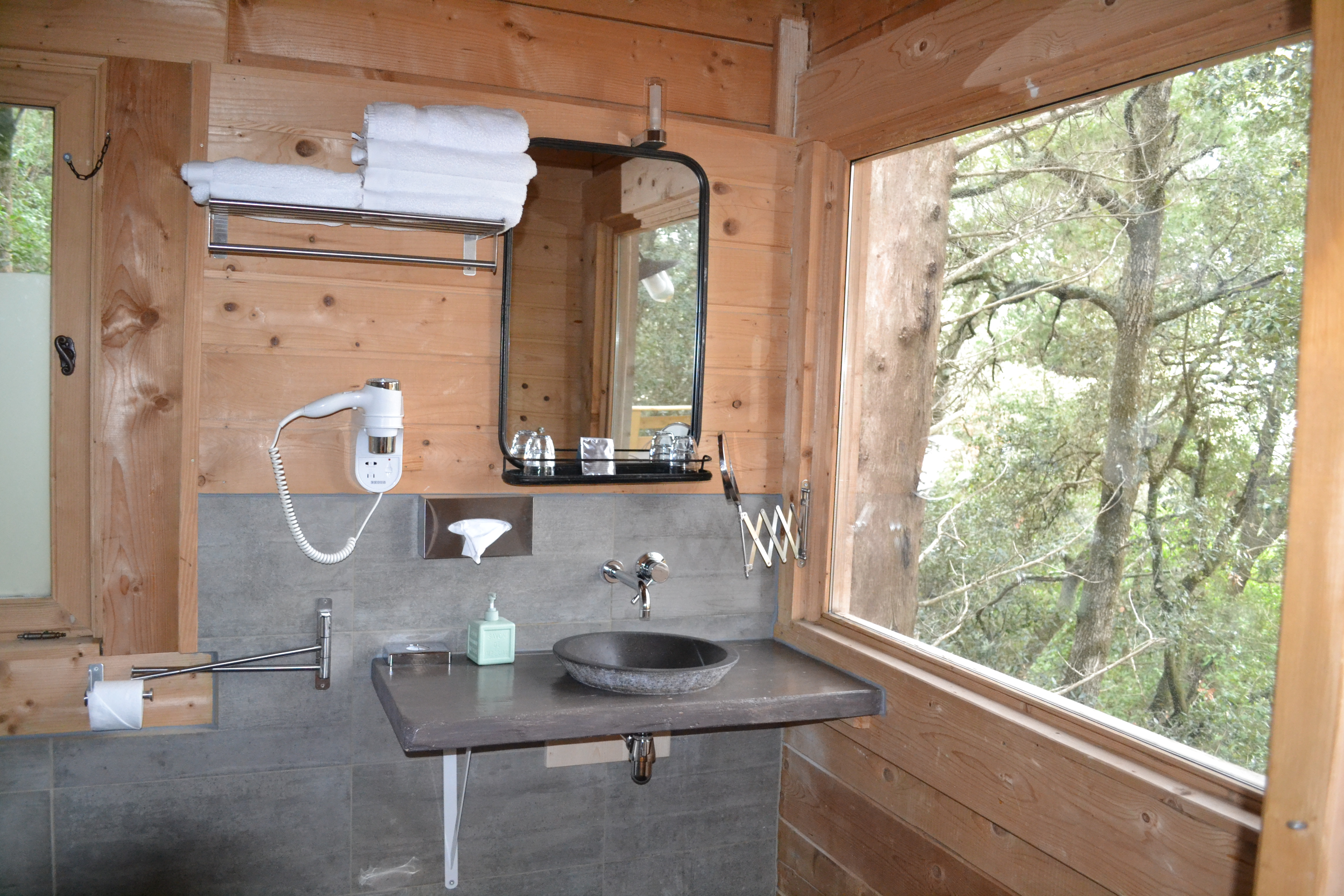 Cabane Mazet : une échappée belle sur pilotis en Occitanie à Villalier — vue depuis la terrasse