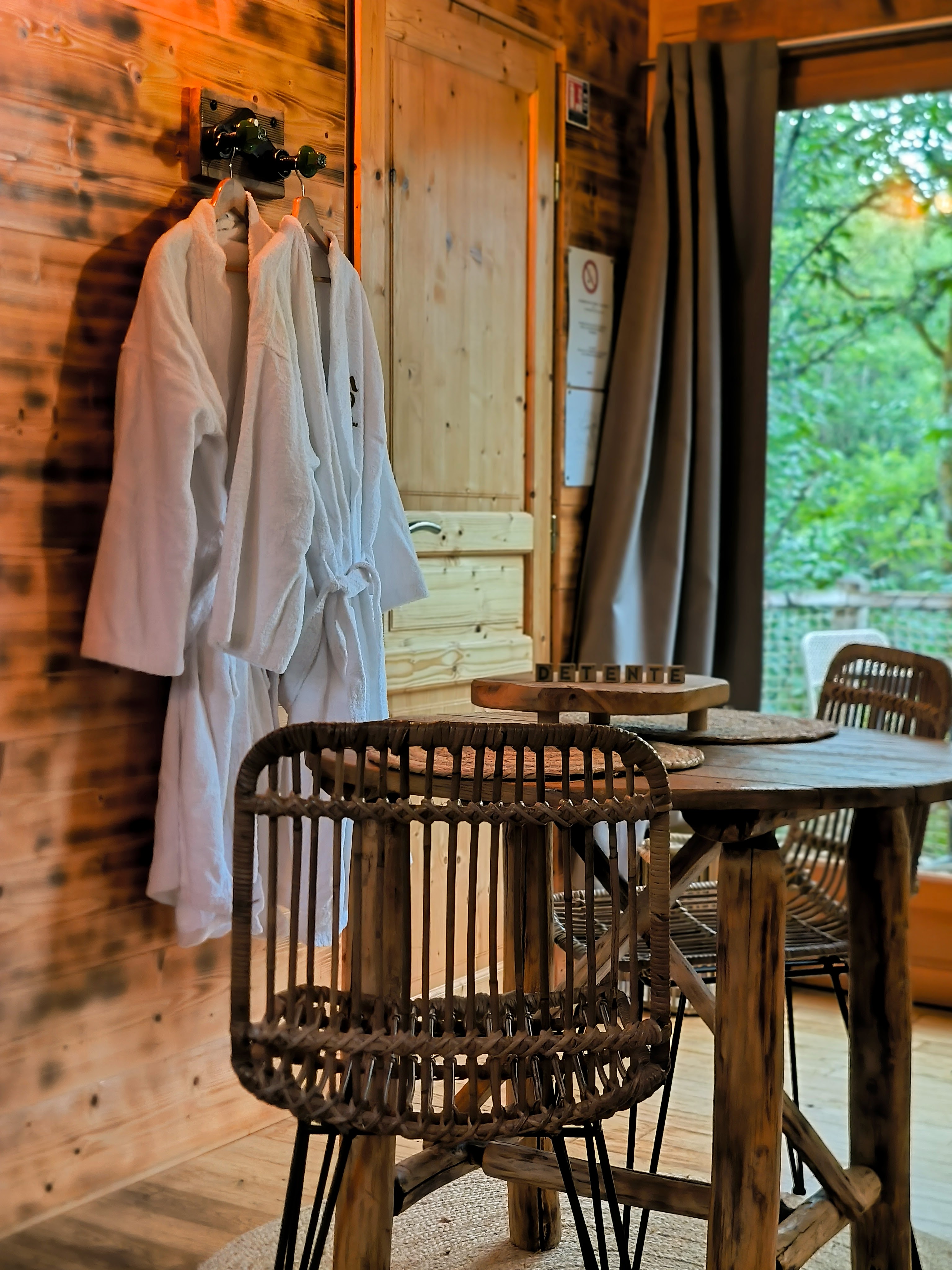 Cabane avec spa "Cocoon" — Nuit perchée à 5m dans le Lot à Lamothe-Fénelon — détail architectural