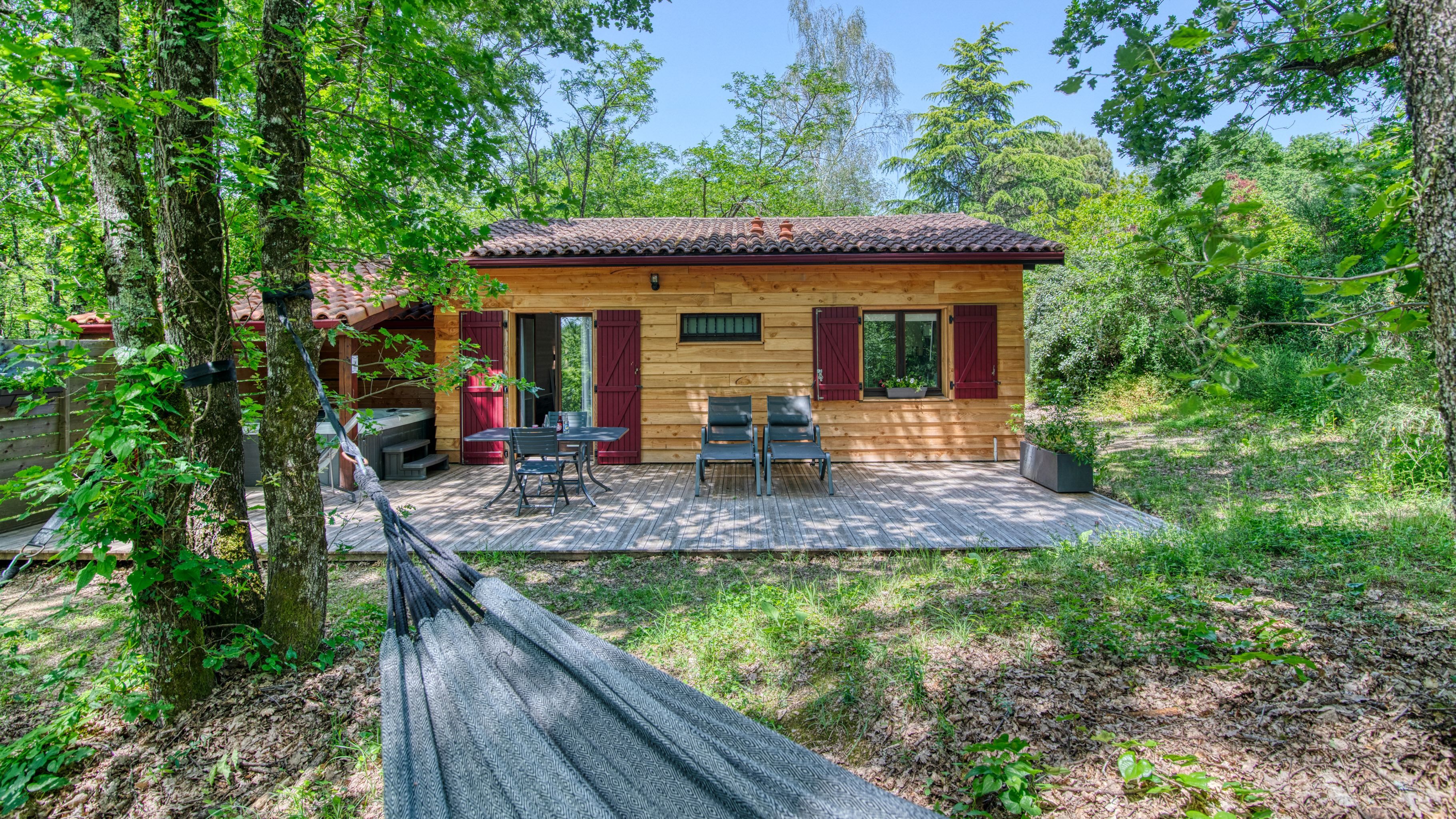 Un lodge intime avec spa privatif en Midi-Pyrénées à Puygaillard De Quercy — vue intérieure