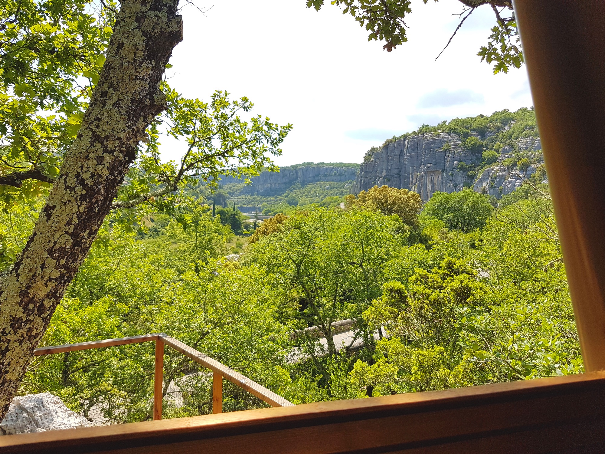 Le Lapiaz : une expérience immersive en tente lodge à Balazuc — environnement naturel