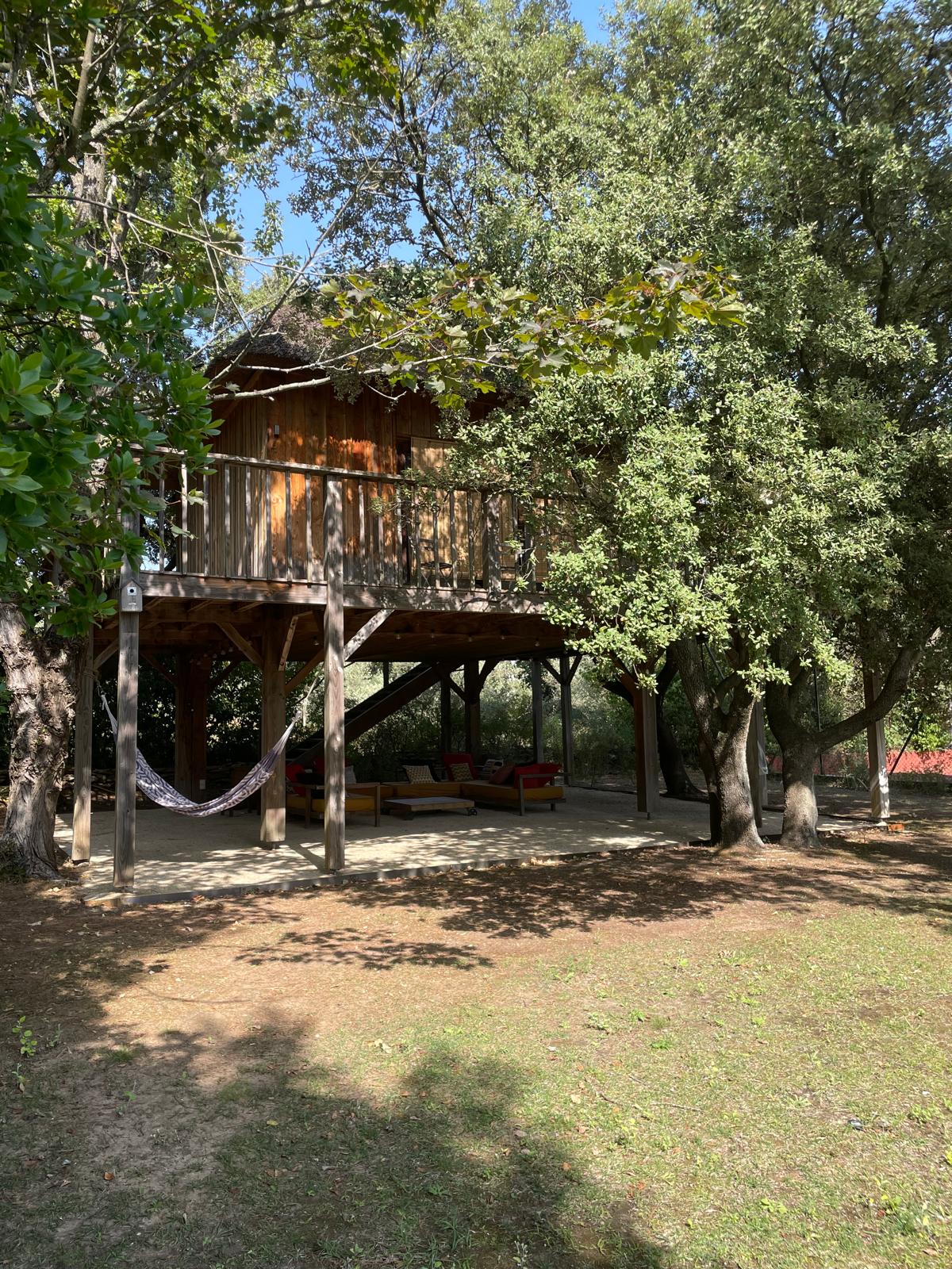 Lodge dans les arbres — Cabane avec piscine à Villevieille (Gard) à Villevieille — espace de vie