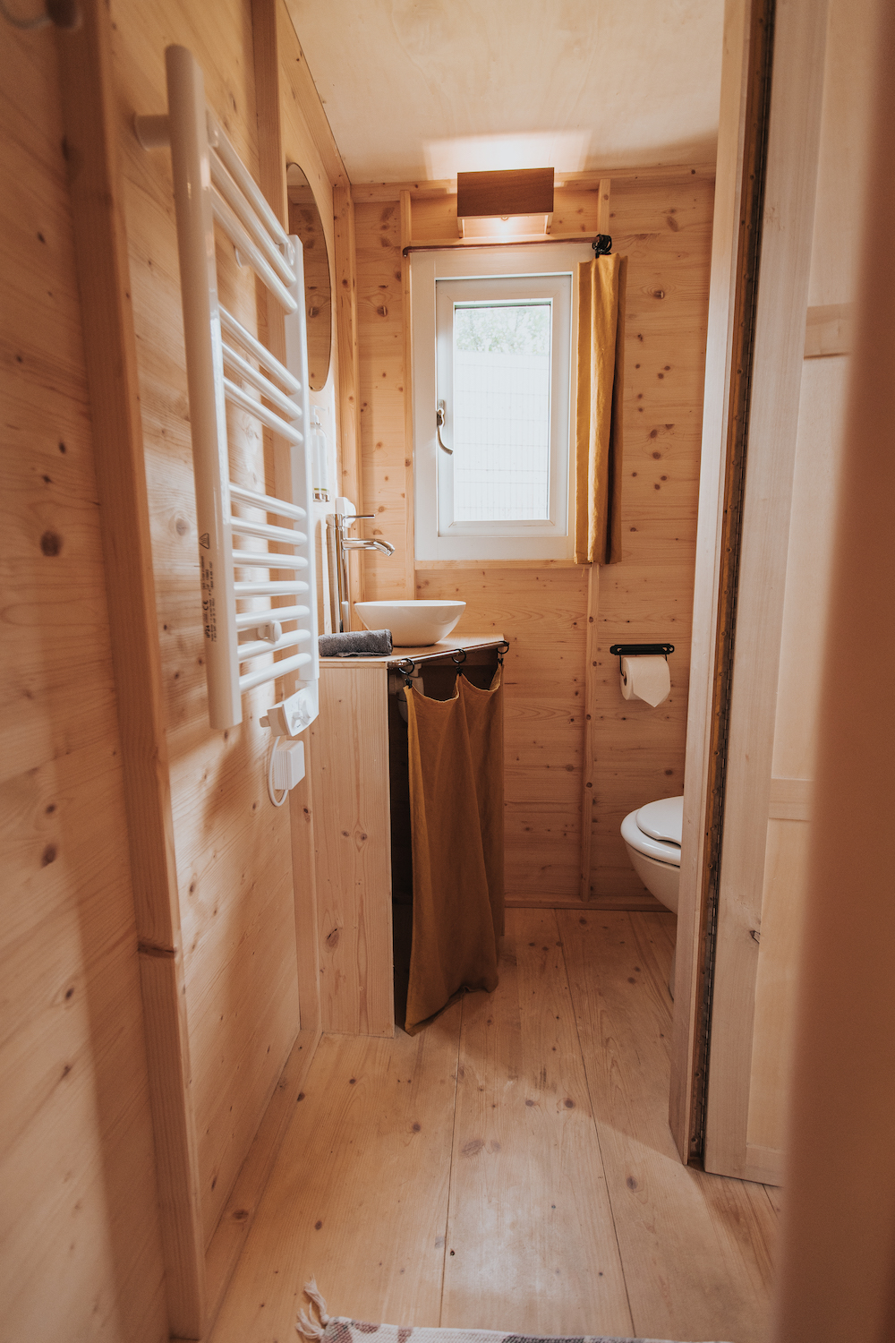 Cabotte Jaune & Spa — Tiny House avec terrasse à Saône-et-Loire à Genouilly — salle de bain