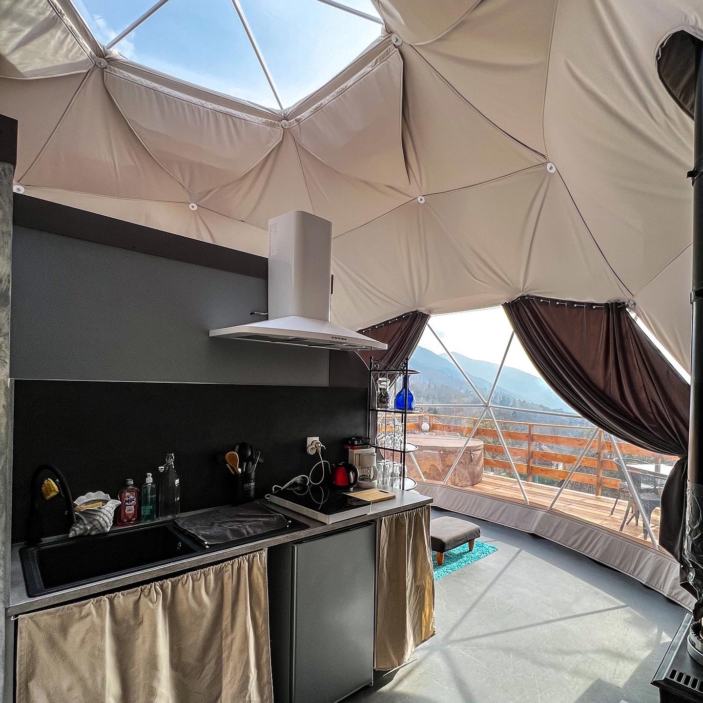 Cocoon et spa privatif — Dôme avec vue panoramique à l'Isère à Saint-Quentin-sur-Isère — vue depuis la terrasse