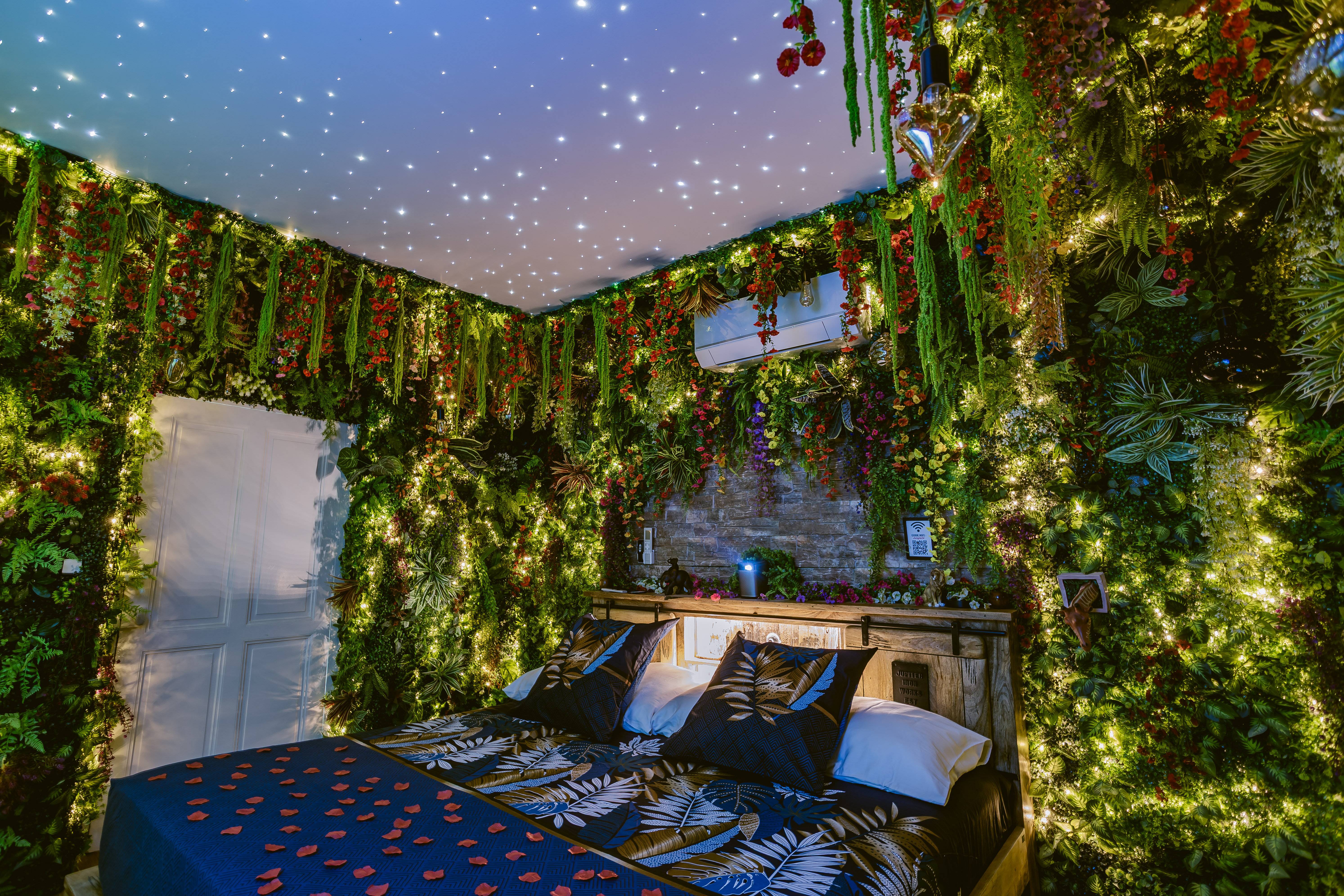 La Jungle Room & Spa — Chambre à thème tropicale en Dordogne à Coursac — chambre