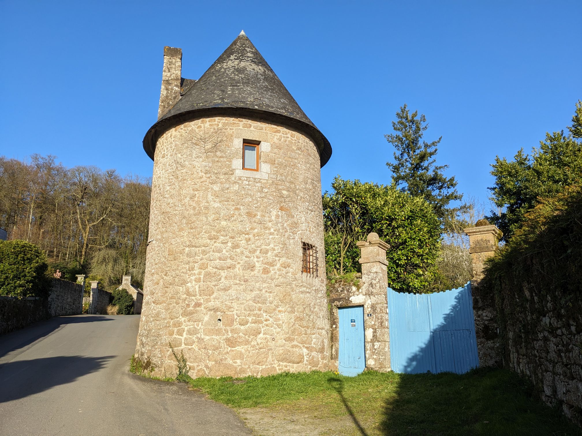 La tour médiévale du Château de la Carrée — Séjour romantique en Bretagne à Saint-Germain-en-Coglès — espace de vie