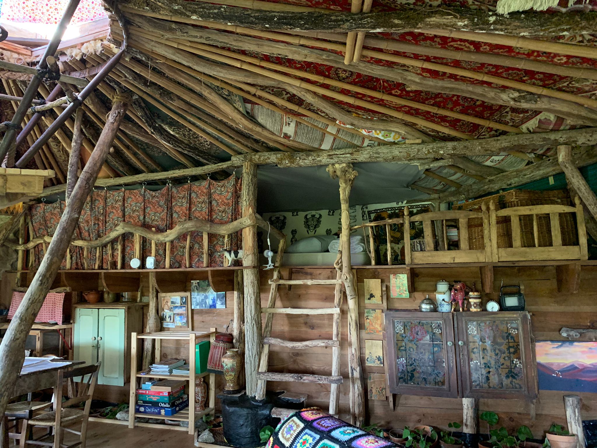 Colline sous les étoiles : une maison de hobbit en Aquitaine à Bajamont — cuisine