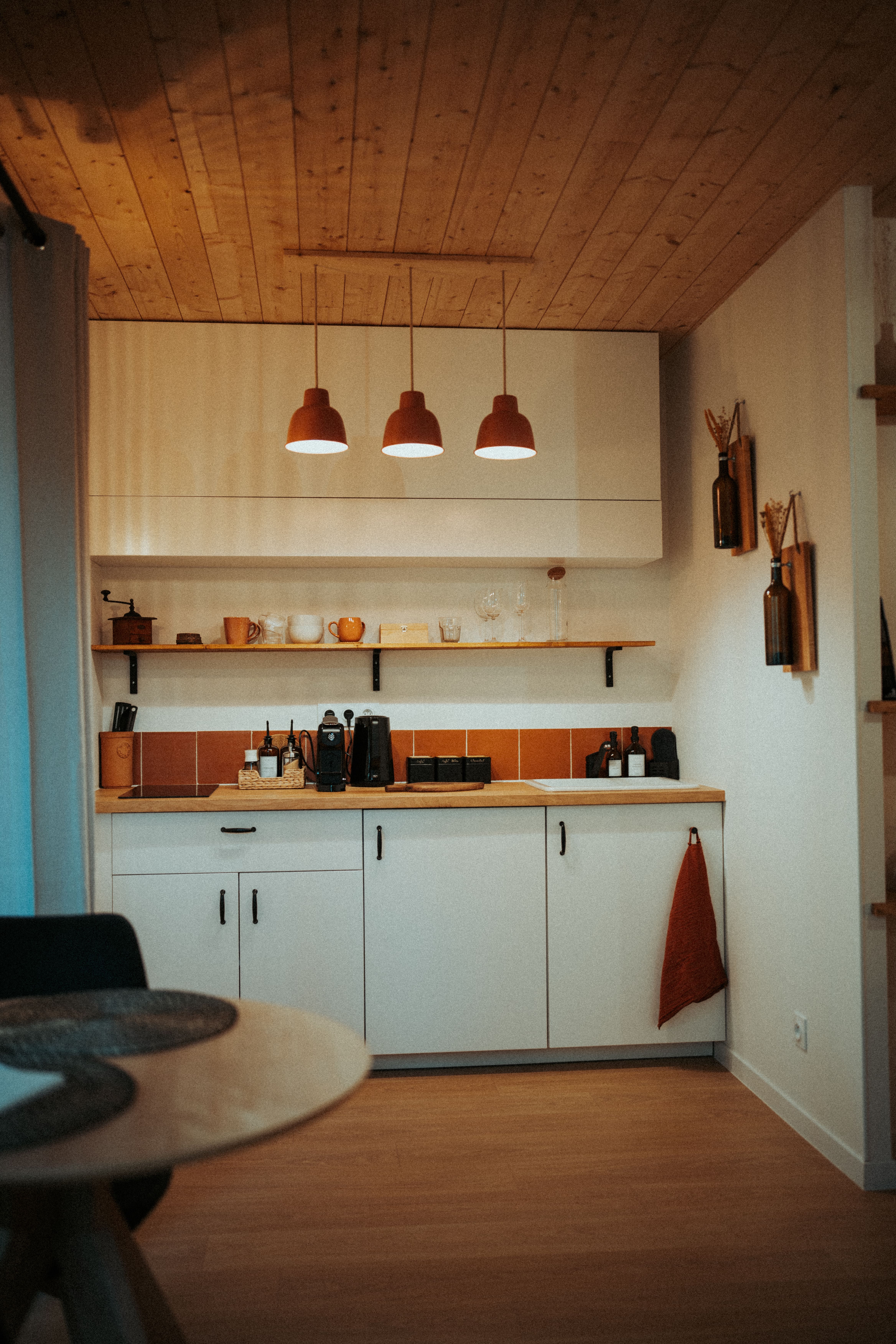Évasion sensorielle dans une cabane avec spa en Midi-Pyrénées à Mercues — espace de vie