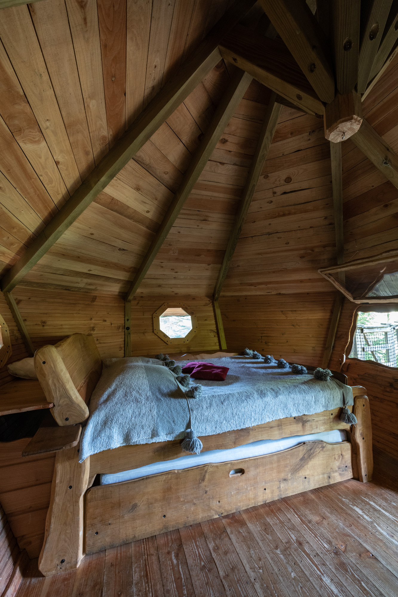 Cabane Cerf : une expérience suspendue dans les arbres à Saint-Julien-Labrousse — cuisine