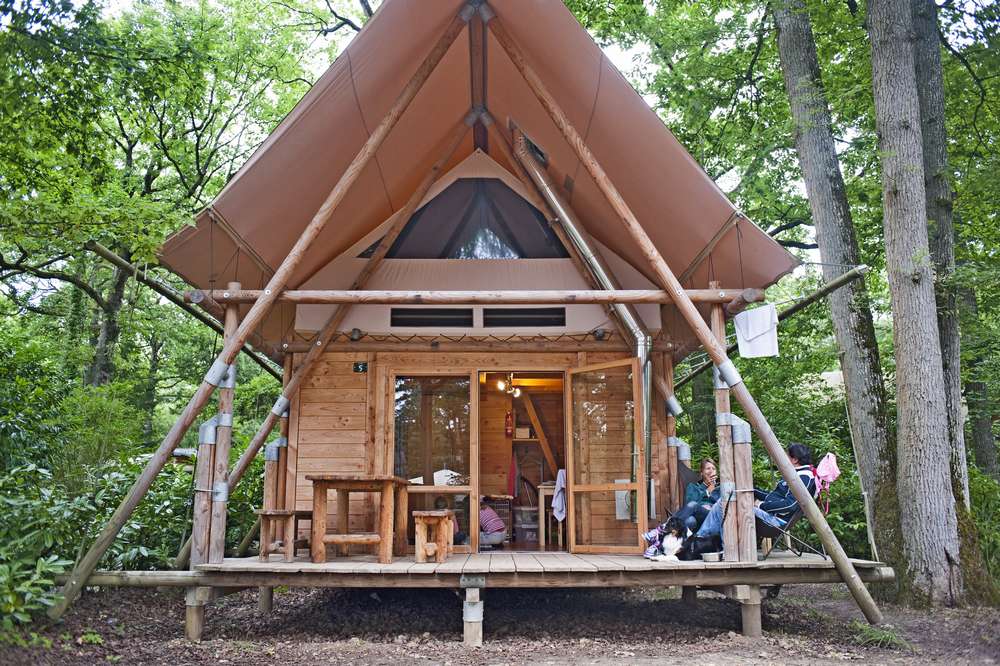 Cahutte Versailles — Cabane confortable avec spa à Versailles à Saint-Genis-Les-Ollières — vue depuis la terrasse