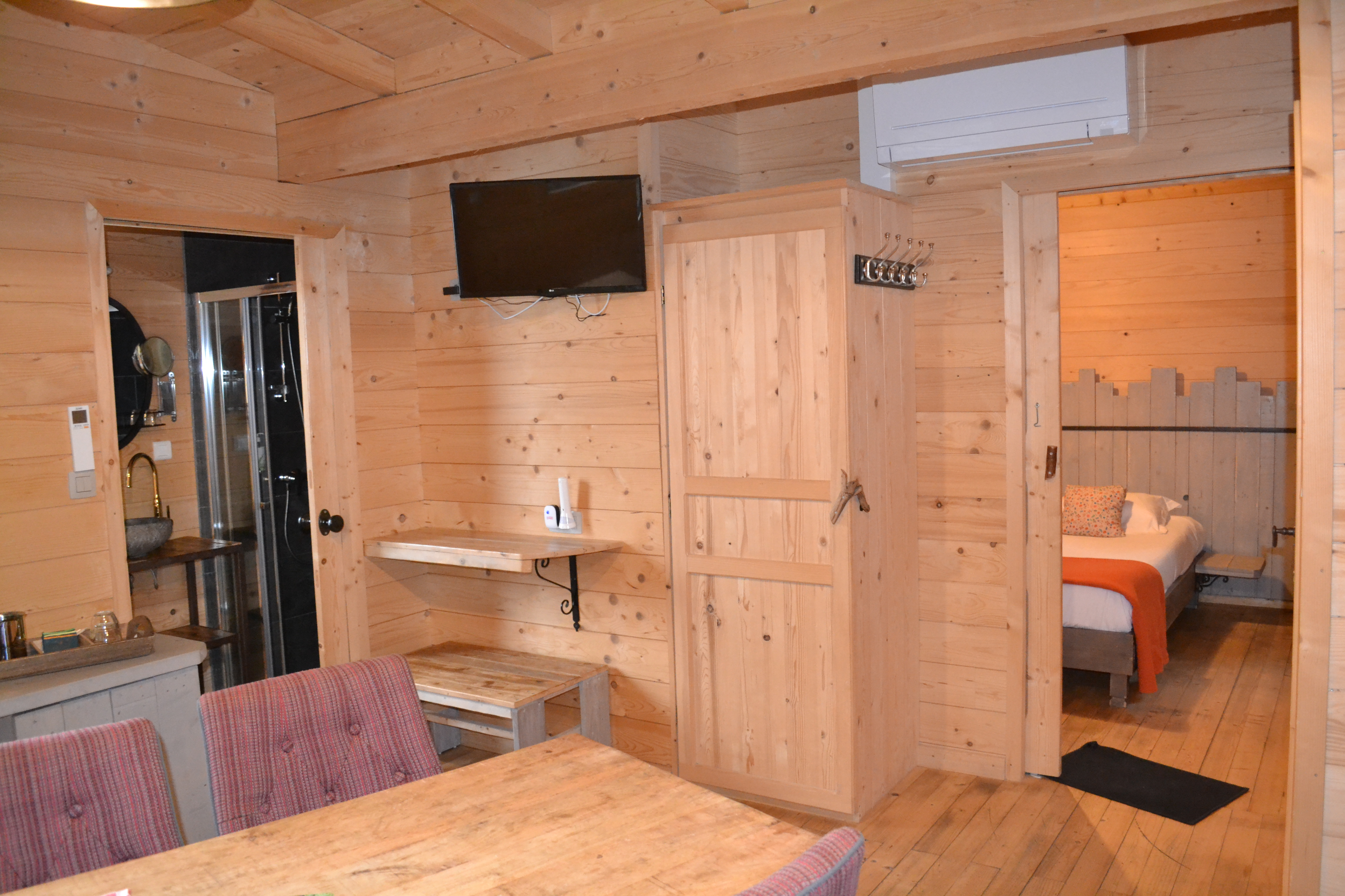 Cabane Chaumine : une échappée belle sur pilotis à Villalier — détail architectural