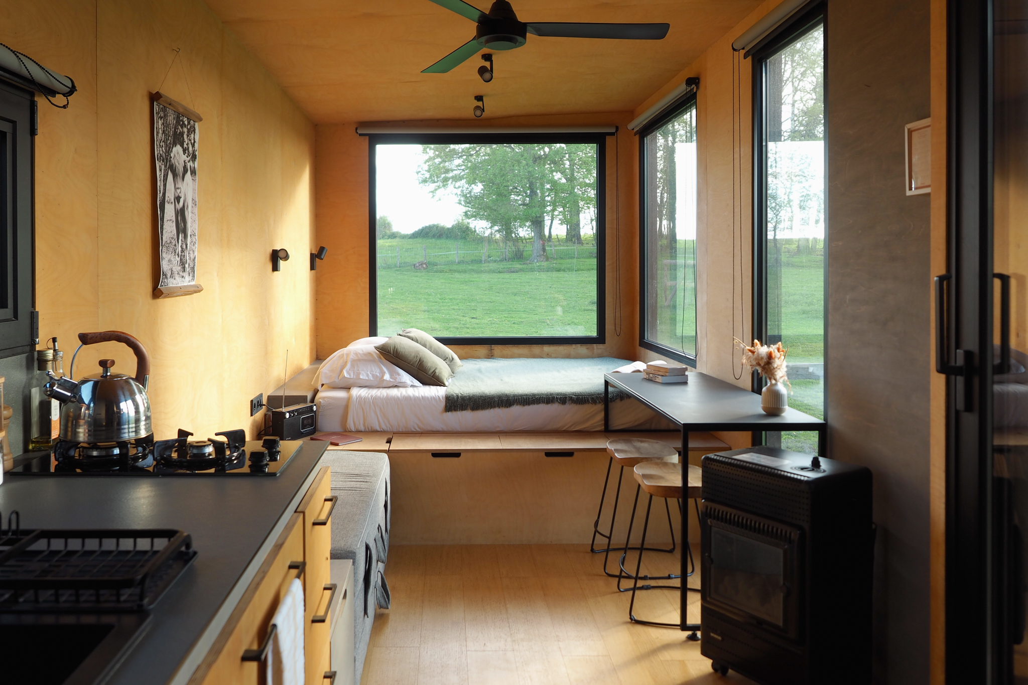 Tiny house au cœur du Jura : une expérience immersive près des animaux à Les Hays — vue intérieure