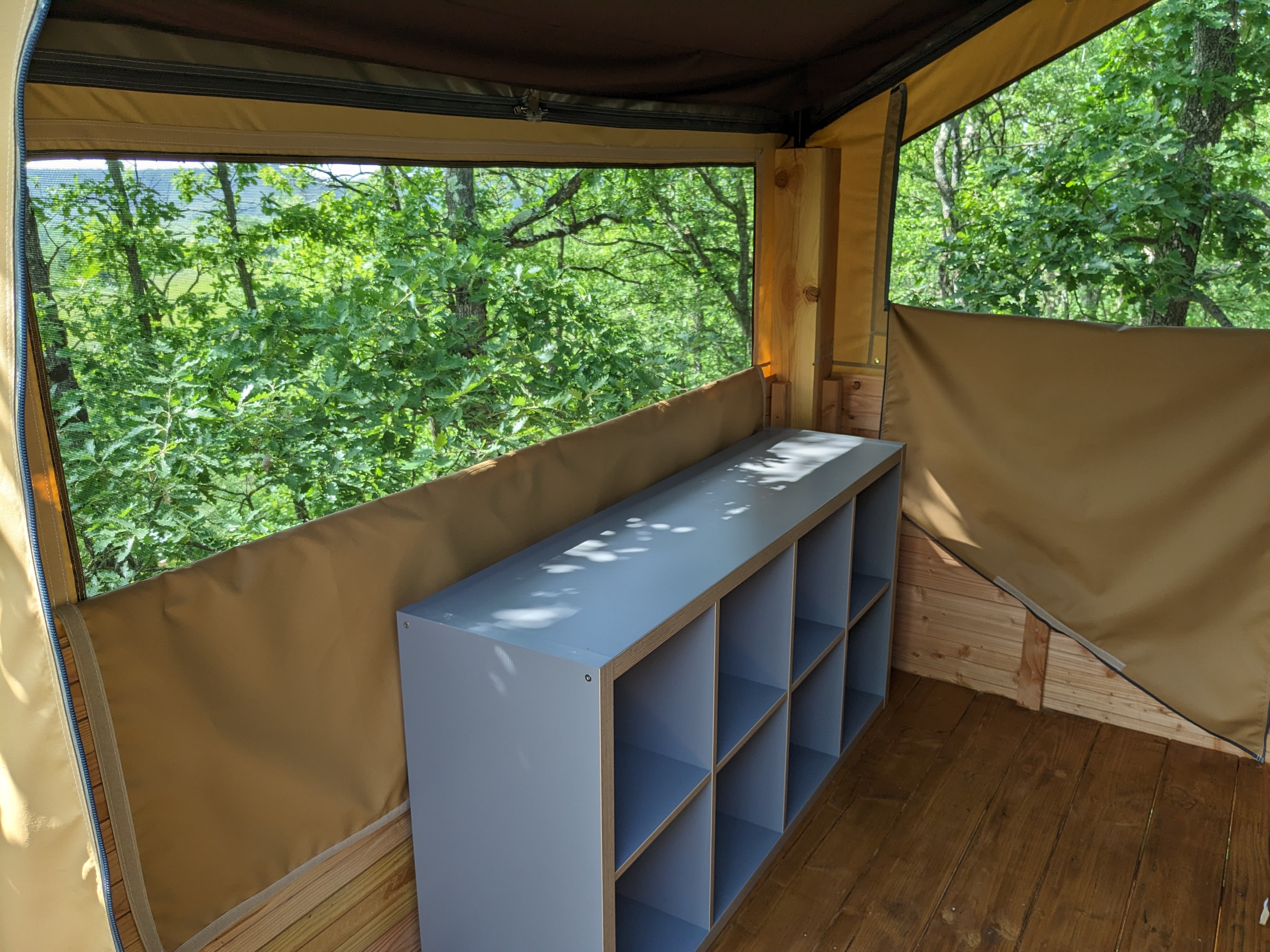 Cabane sur pilotis avec piscine et vue imprenable à Belloc — espace de vie