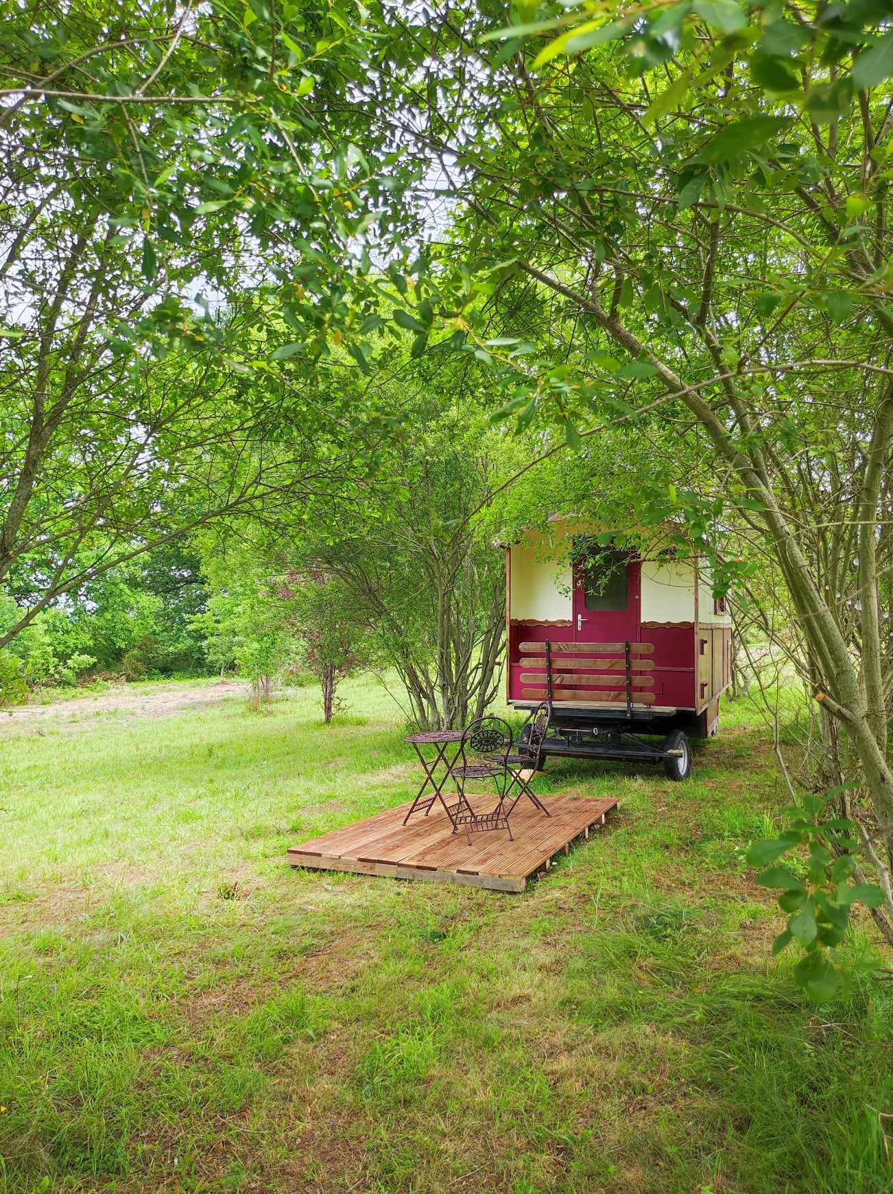 La Roulotte Couzote : un voyage sensoriel en Aquitaine à Couze Et St Front — vue intérieure