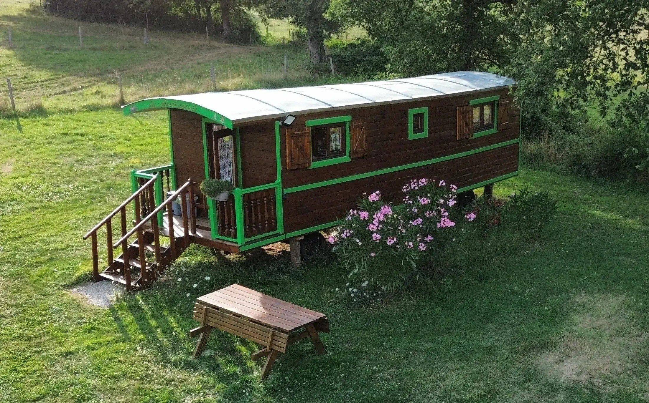 Roulotte Les Chardonnerets — Évasion au bord d'un ruisseau en Ariège à Foix — vue depuis la terrasse