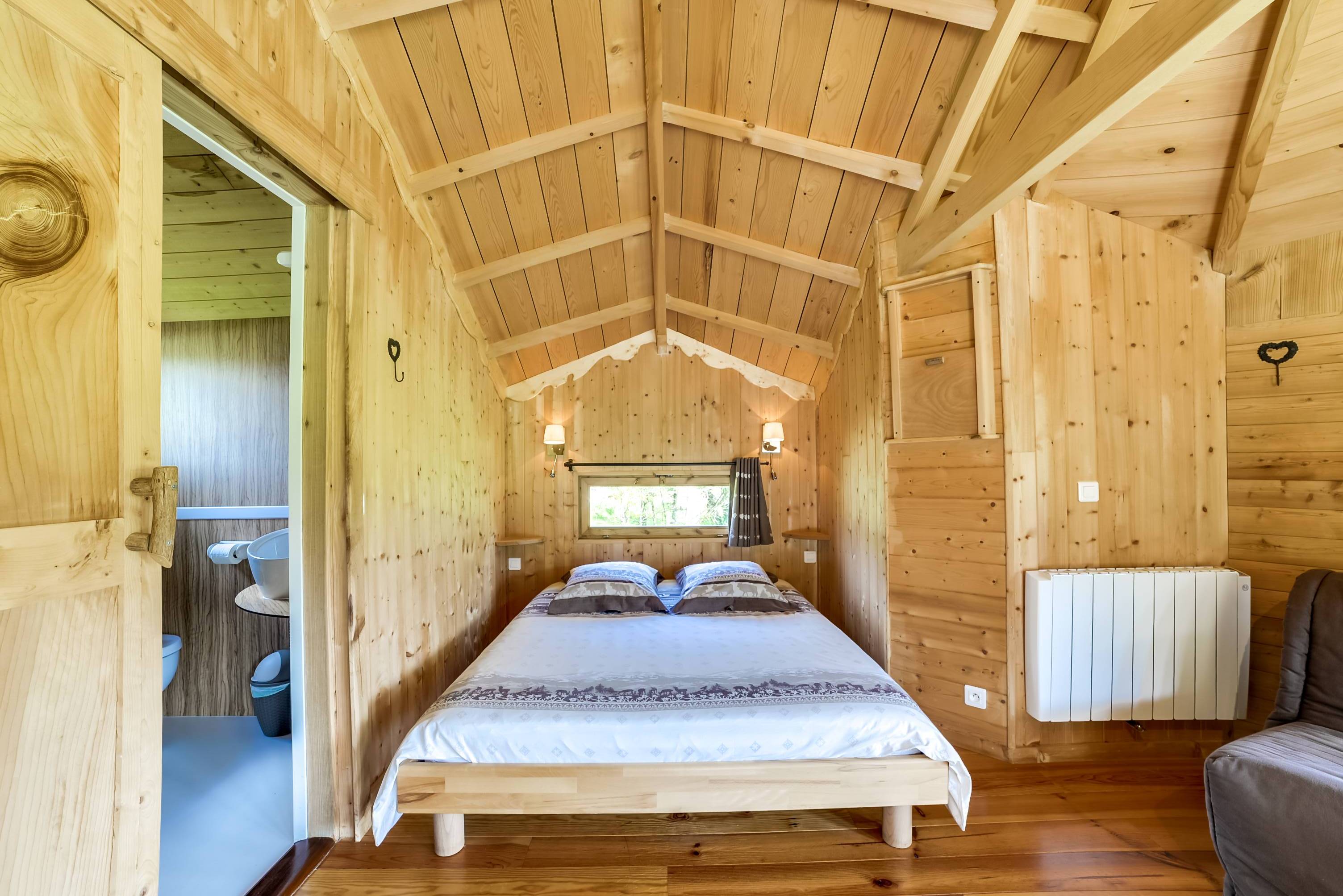 Cabane Spa des Tilleuls : une évasion dans les arbres à Corcelle-Mieslot — vue depuis la terrasse