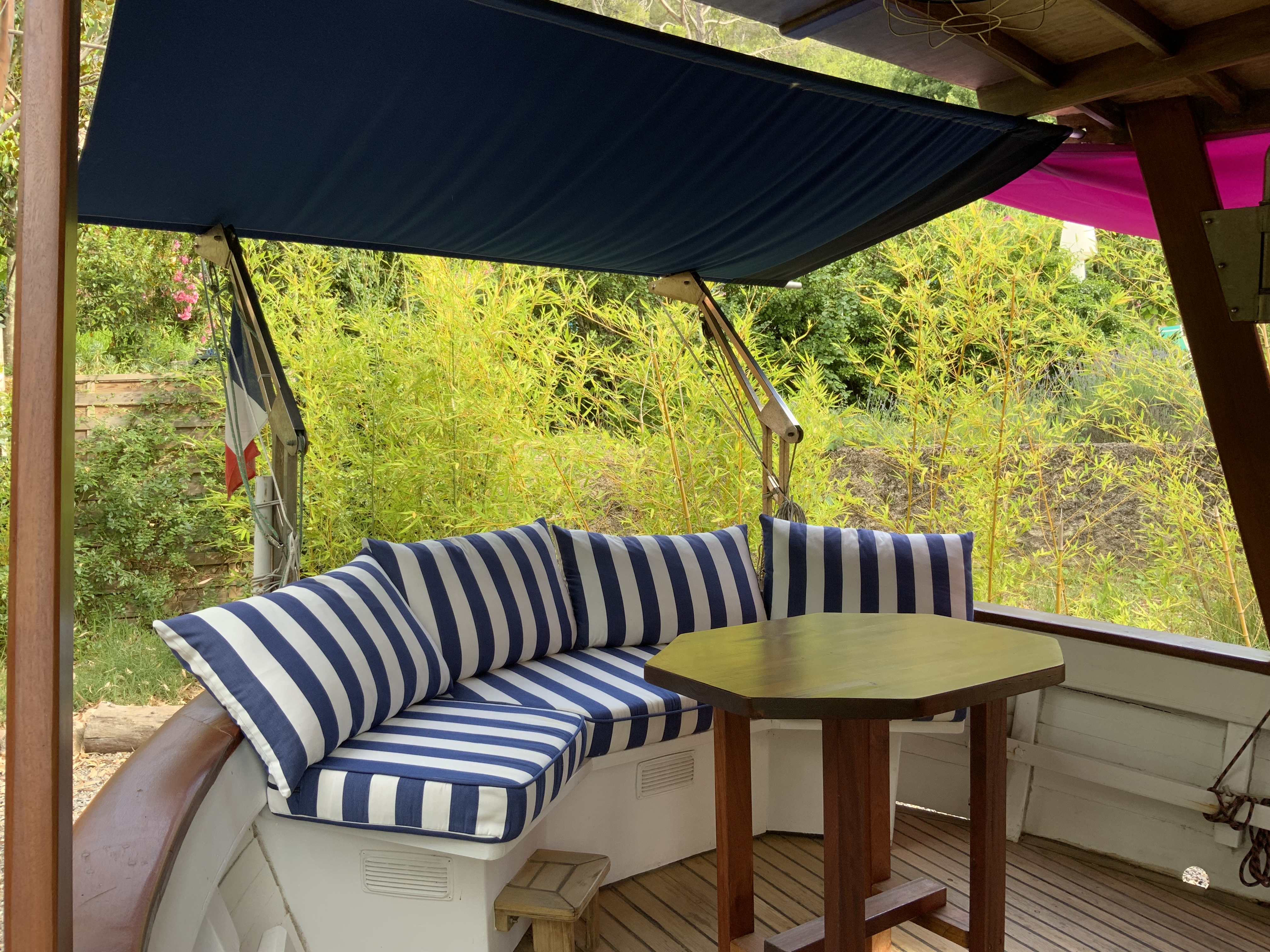 Vivez l'expérience unique du bateau Gérard L'Hermite en Provence à Figanières — vue depuis la terrasse