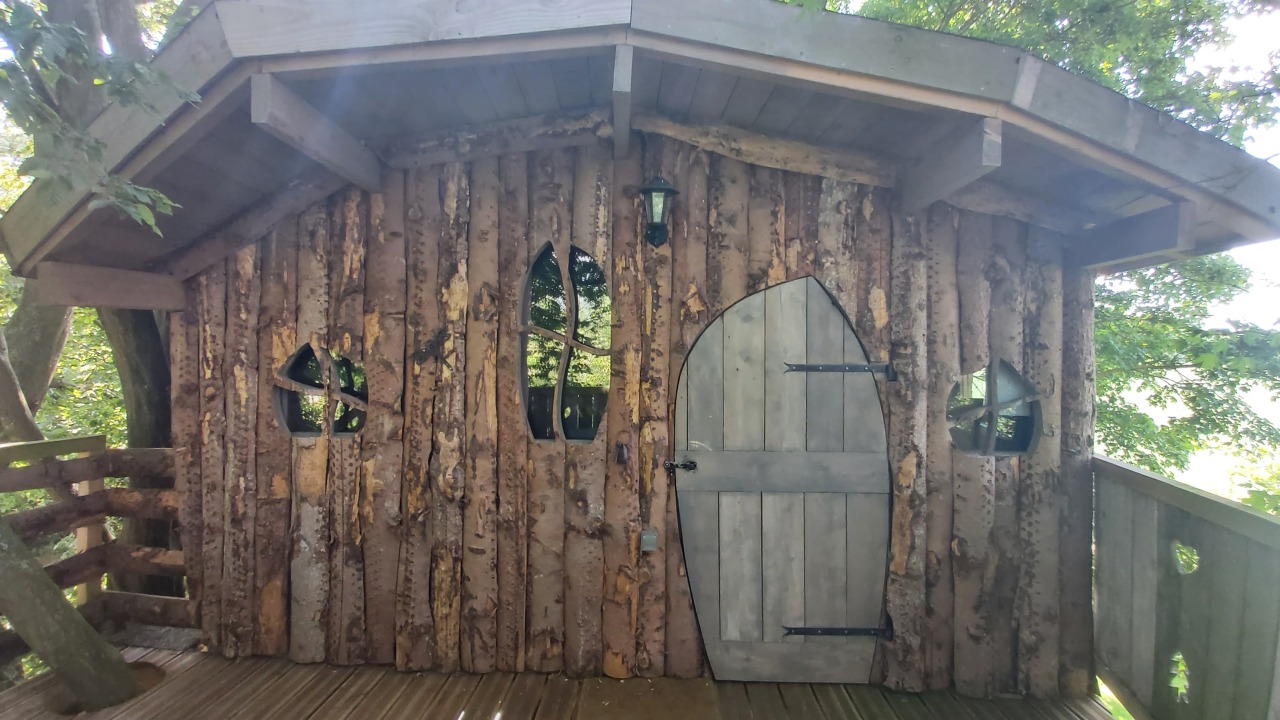 Évasion en cabane dans les arbres en Picardie à Essuiles — détail architectural