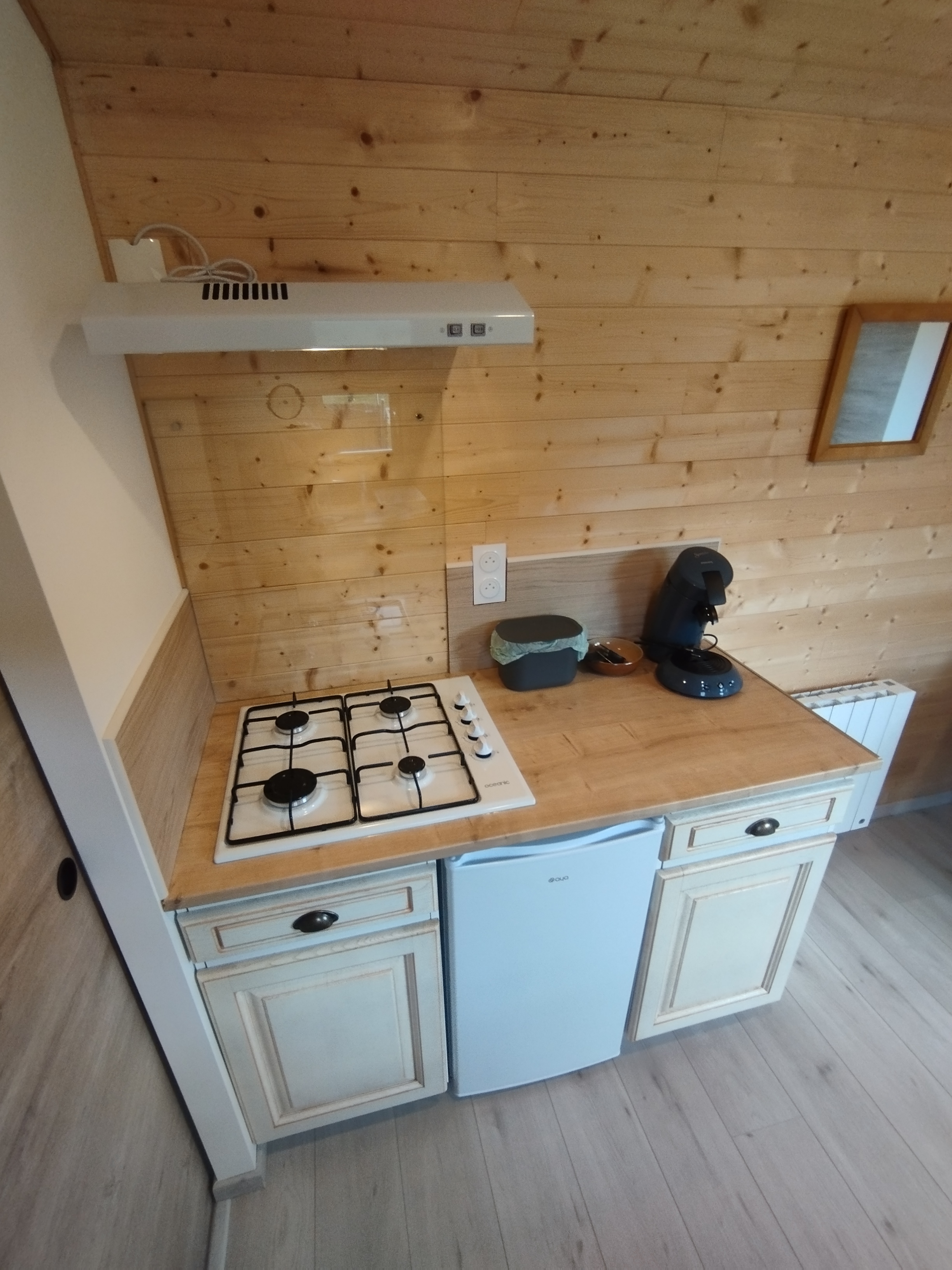 La roulotte de L'Orée des 4 chemins — Roulotte avec spa à Yonne à Auxerre — détail architectural