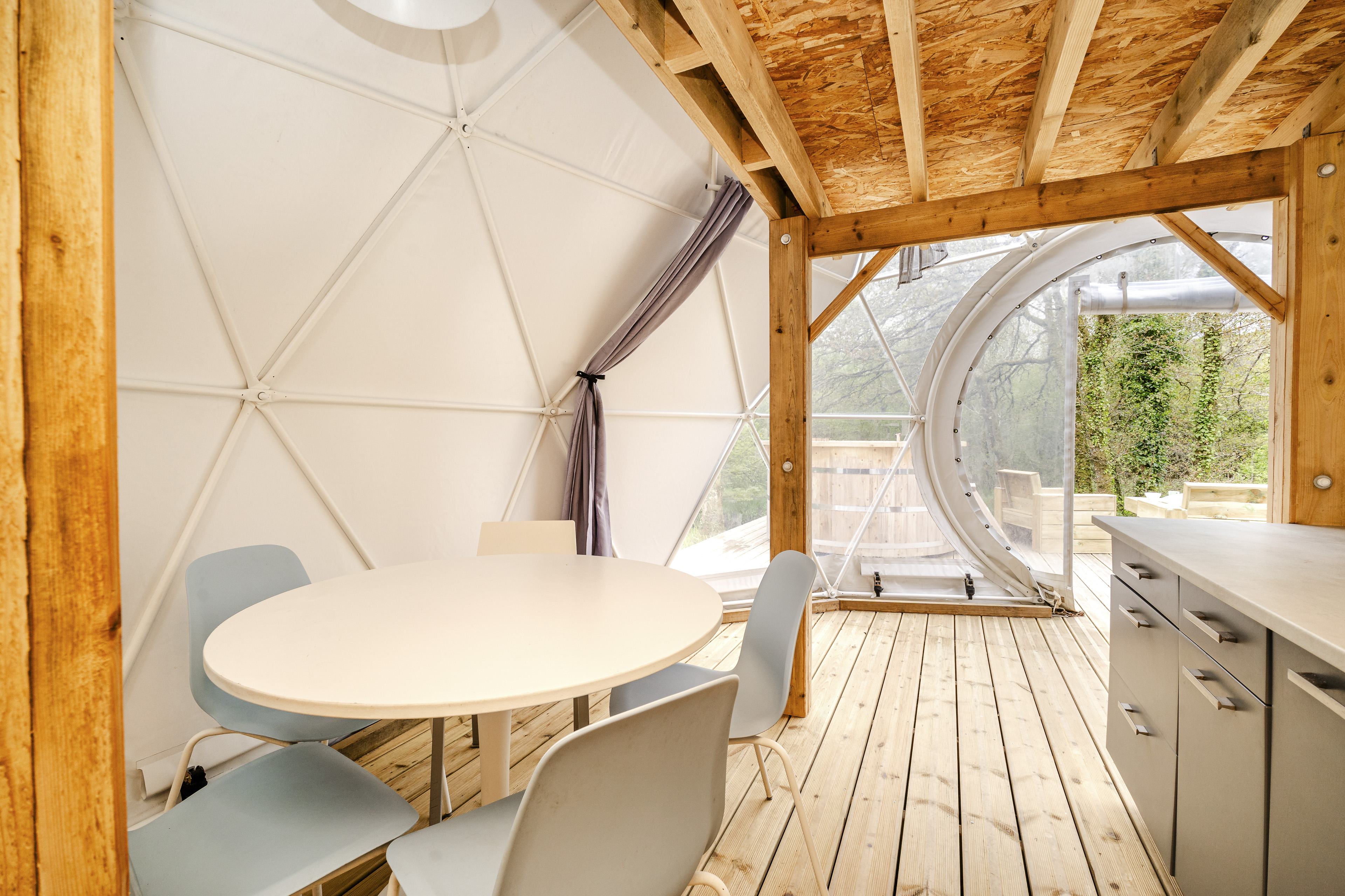 Dôme avec vue sur la rivière et spa en Bretagne à Huelgoat — espace de vie