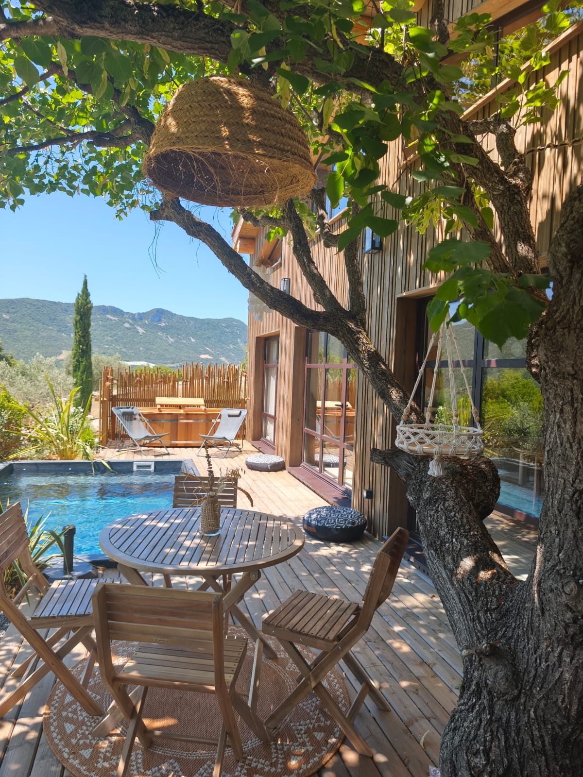 LODGE DES BARONNIES — Maison insolite avec spa et piscine à Drôme à Die — vue depuis la terrasse