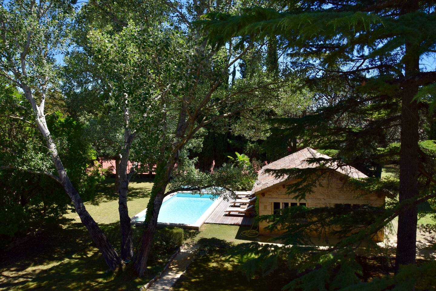Lodge dans les arbres — Cabane avec piscine à Villevieille (Gard) à Villevieille — environnement naturel