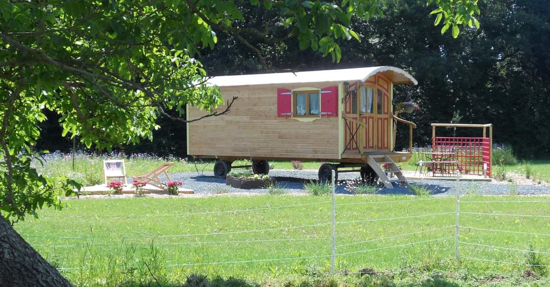 La roulotte Rozenn : une escapade enchantée en Bretagne à Plouec Du Trieux — vue intérieure