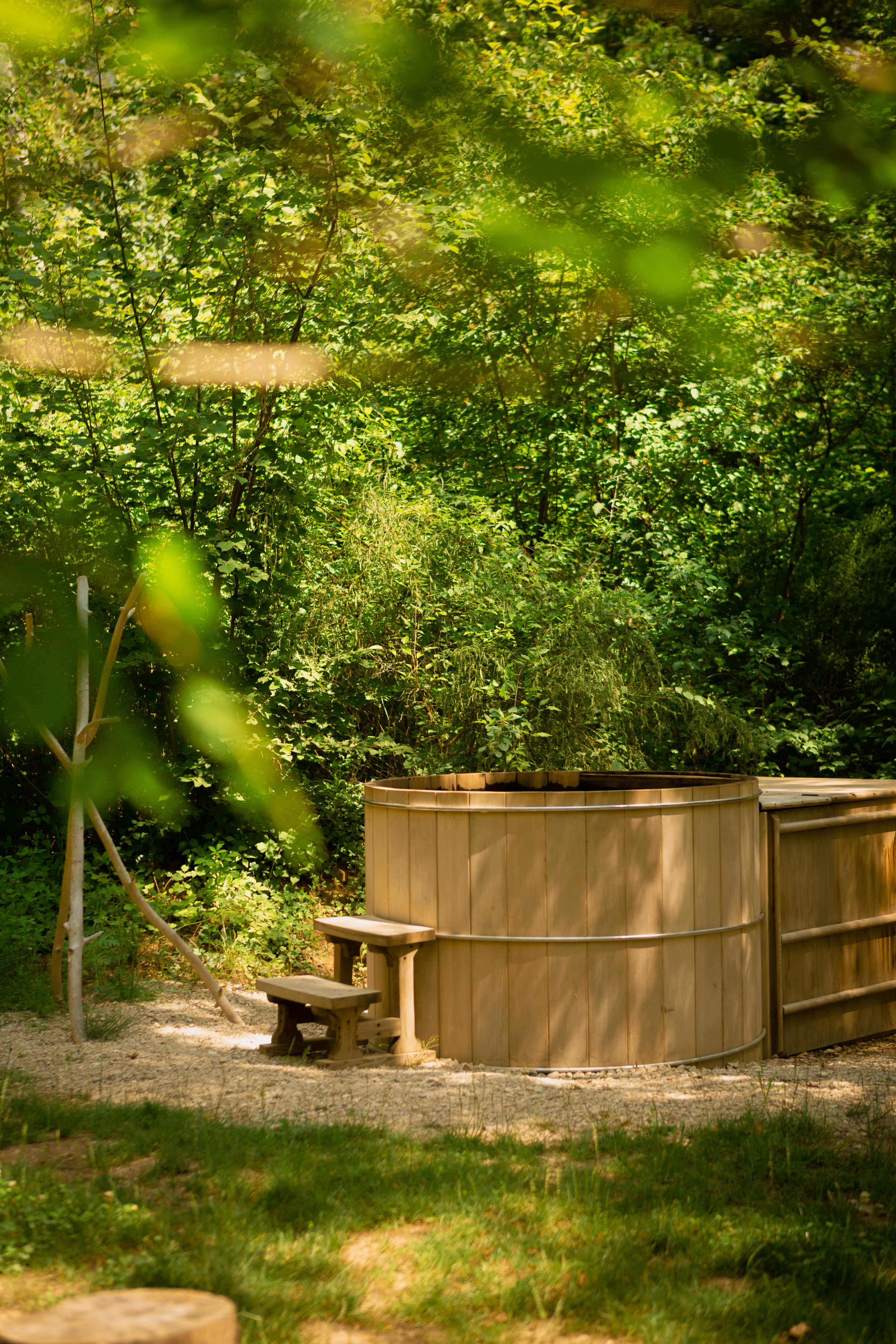 Évasion sensorielle dans la Cabane Spa Ecrin de Jade à St-Léger-Aux-Bois — salle de bain