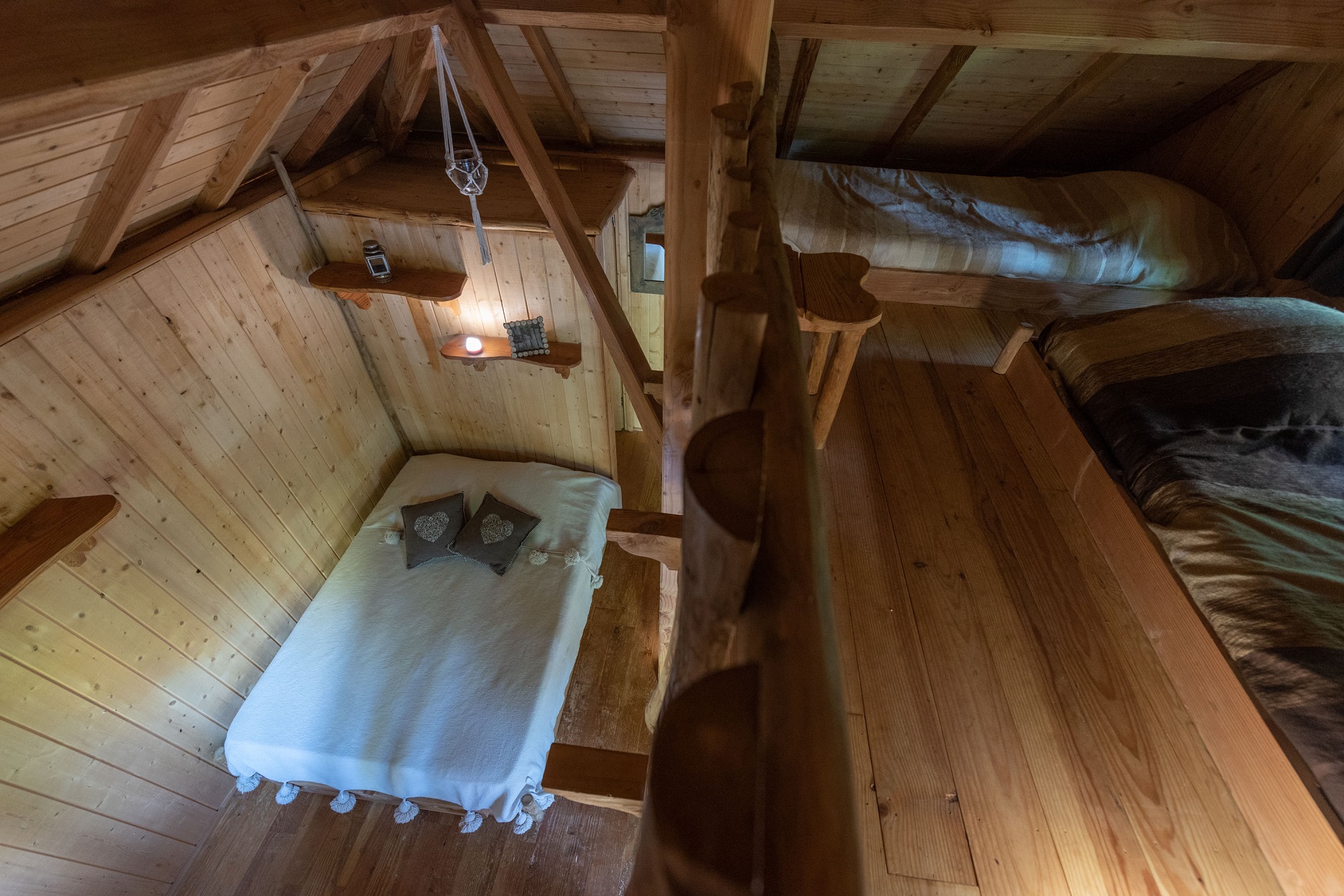 Cabane Ours : une expérience suspendue dans les arbres à Saint-Julien-Labrousse — détail architectural