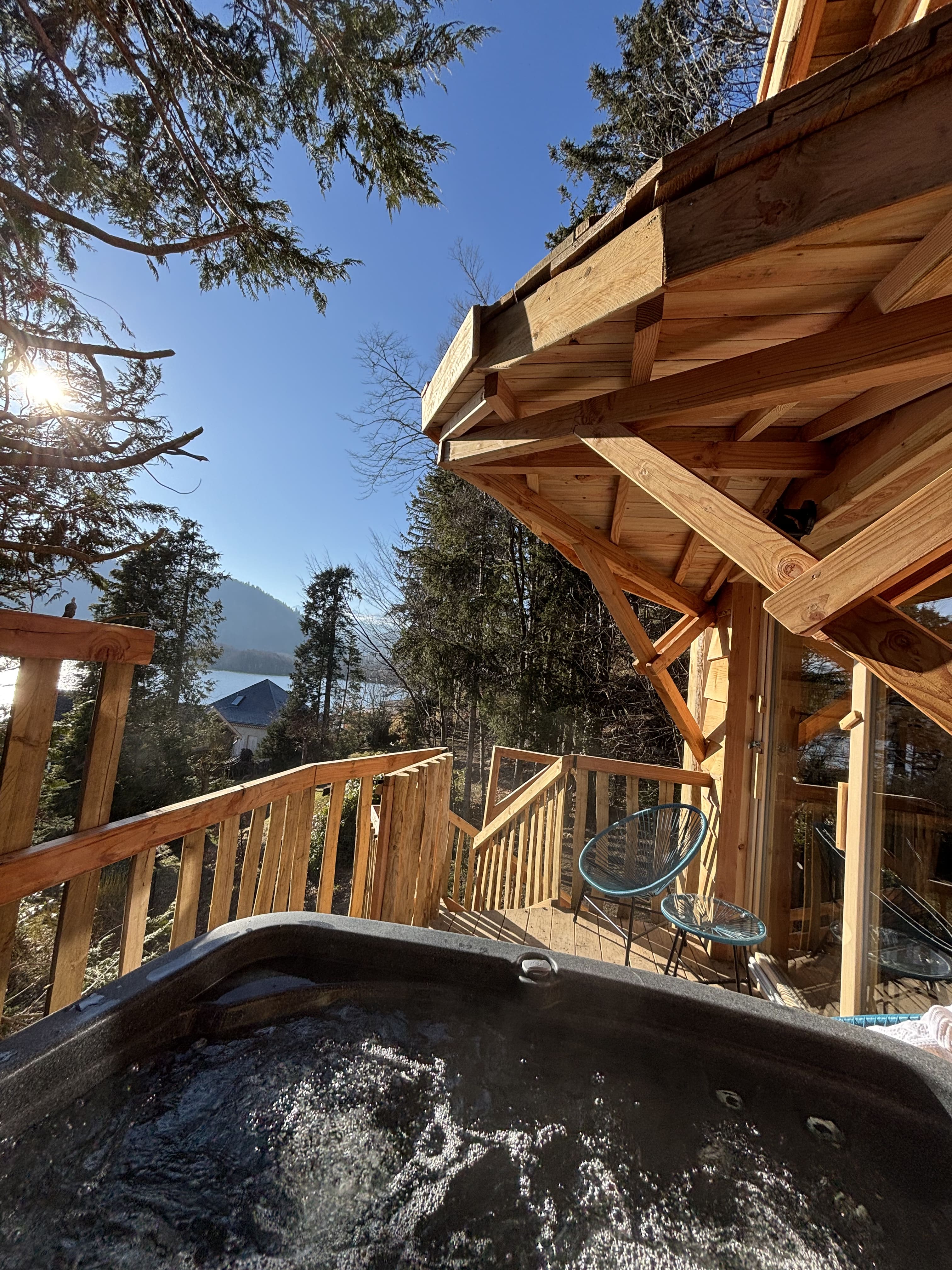 Lac'abane spa'bulleuse — Cabane sur pilotis avec spa au Puy-de-Dôme à Chambon-sur-Lac — vue intérieure