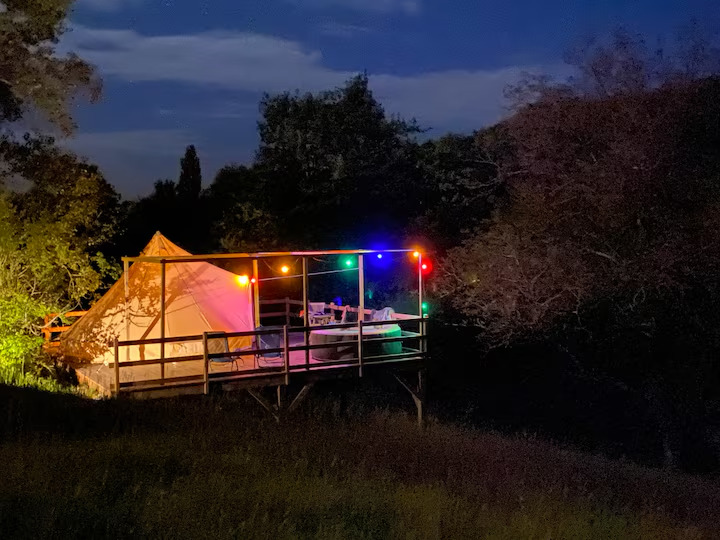 Tente dans les airs avec spa — Nuit insolite en Dordogne