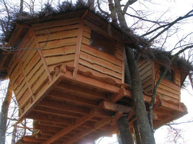 La Chamberloute : une cabane dans les arbres au cœur de la nature à Vouzon — cuisine