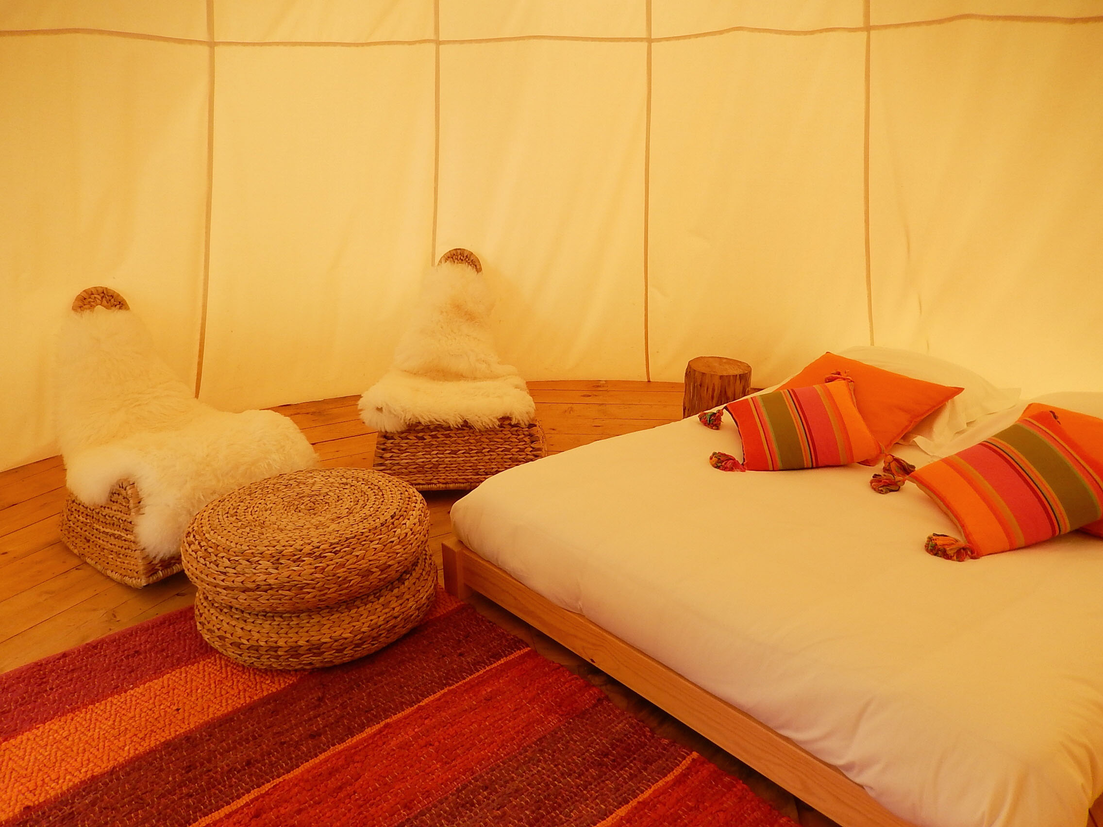 Un séjour enchanteur dans un tipi indien pour deux à Angé — cuisine