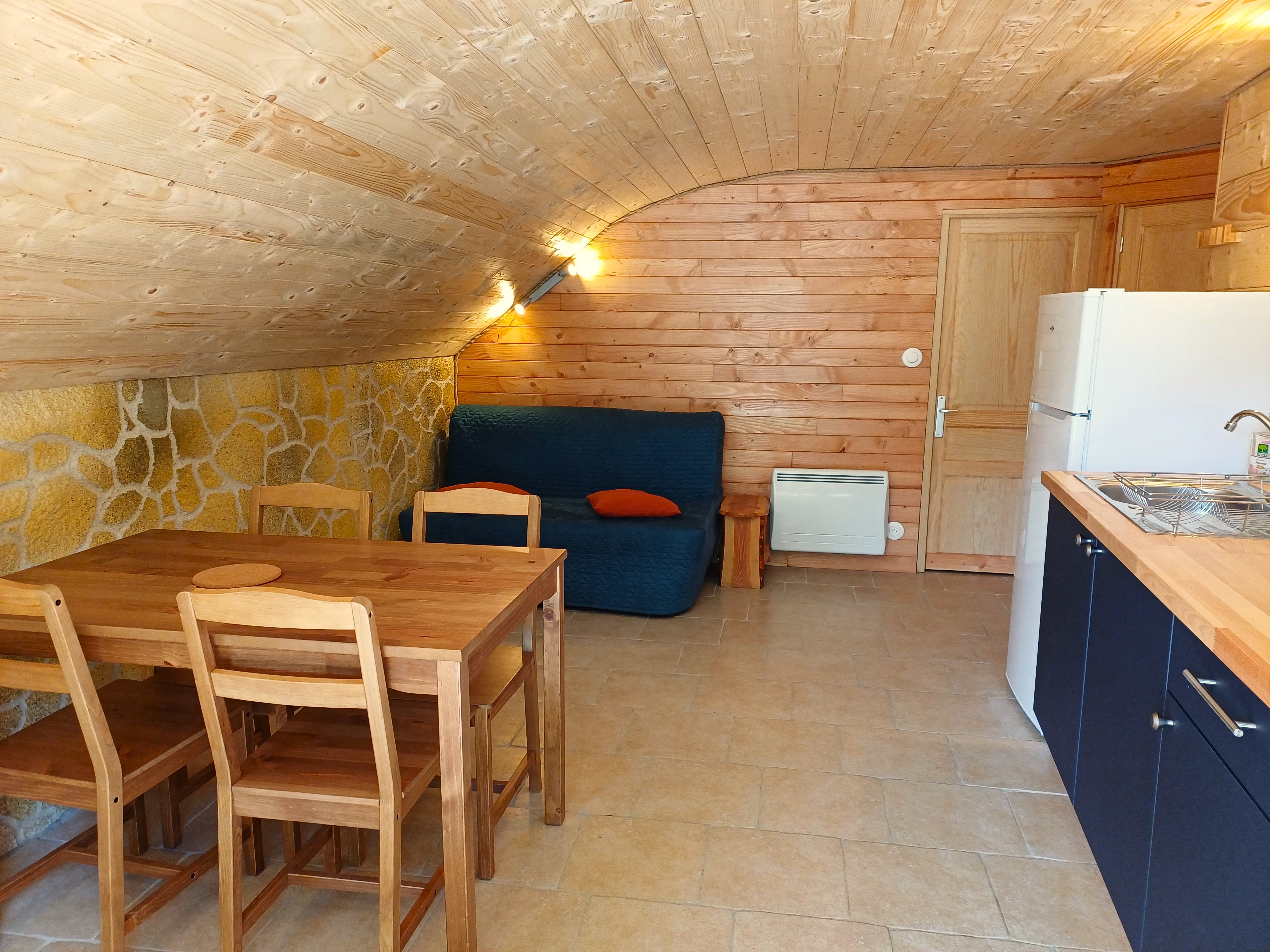 Antre du Hobbit : une expérience immersive au bord du lac à Condat-En-Combraille — chambre