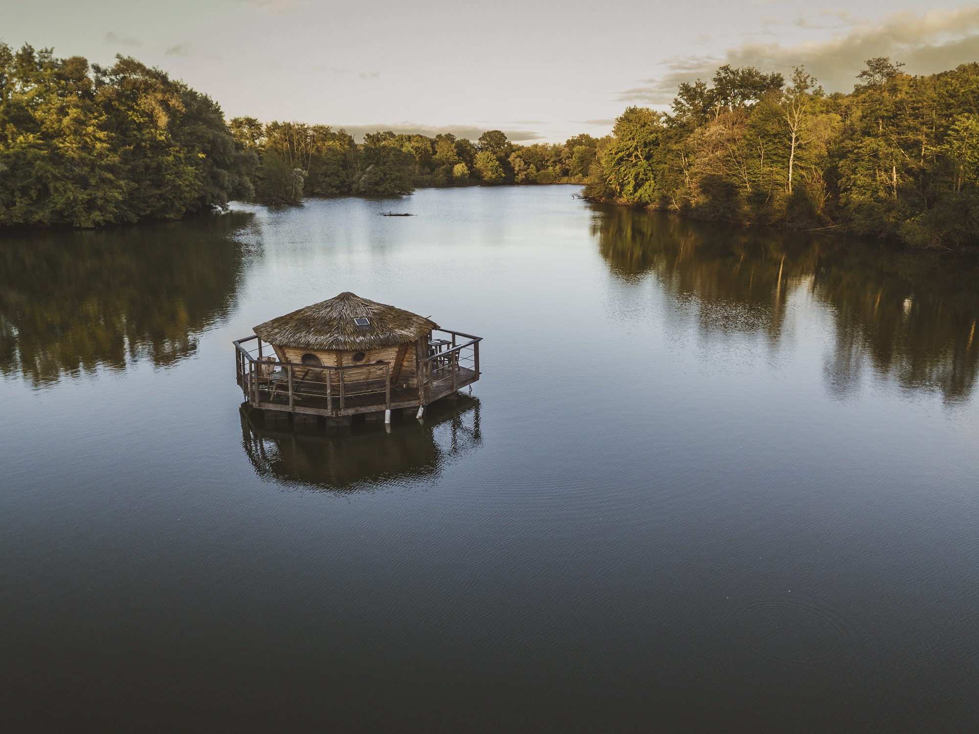 Cabane Spa Corail : une évasion sur l'eau en Franche-Comté à Chassey-Lès-Montbozon — espace de vie