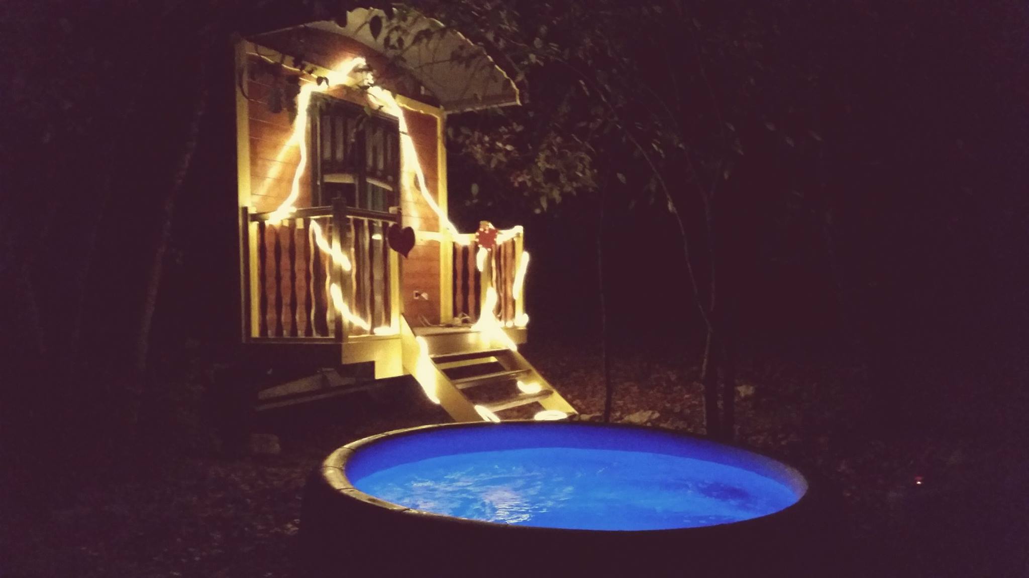 Roulotte gîte Nuit d'Amour & SPA : une évasion romantique à Vogüé — vue intérieure