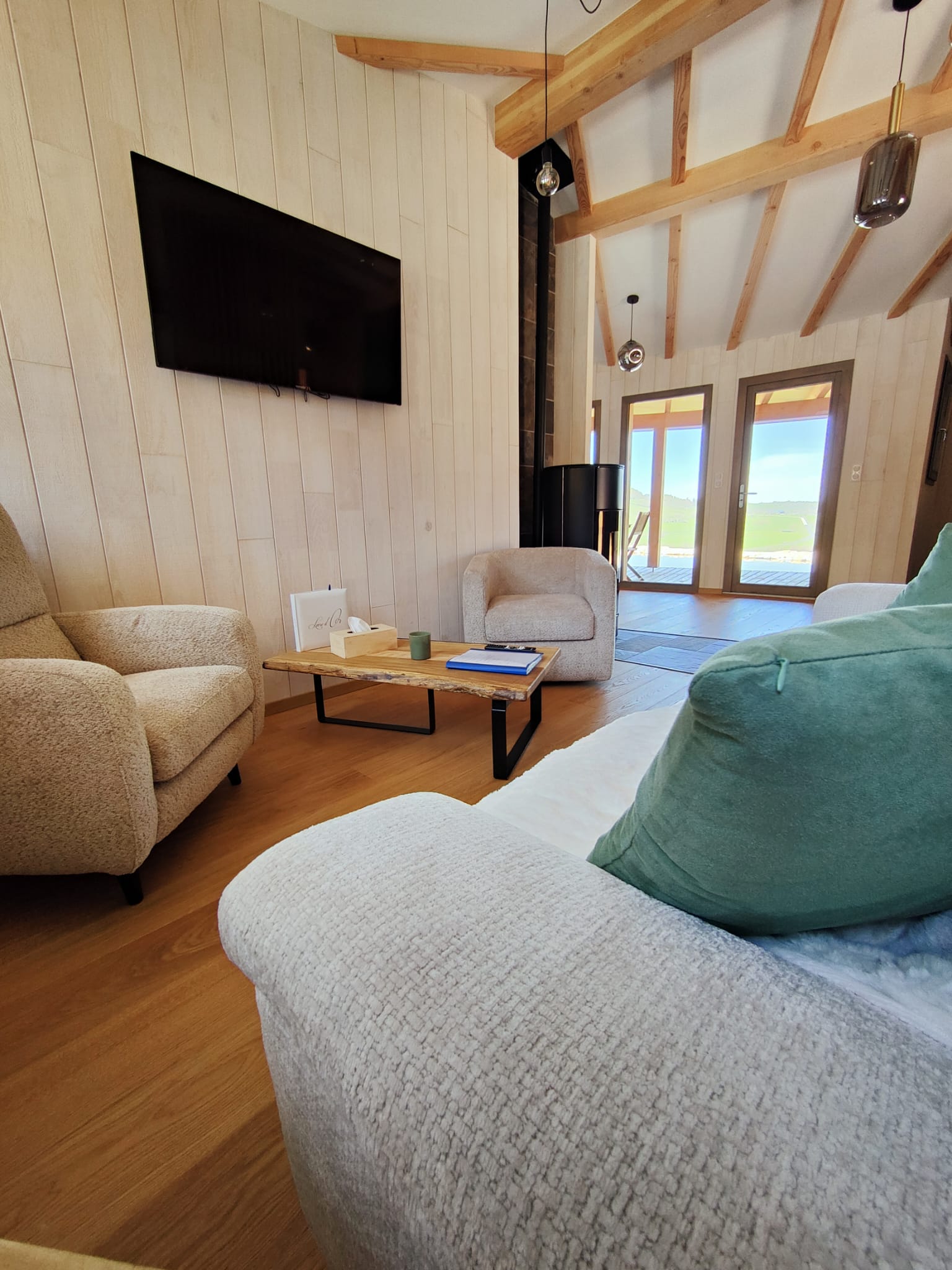 Cabane sur pilotis avec spa et sauna en Auvergne à Ségur-Les-Villas — vue depuis la terrasse