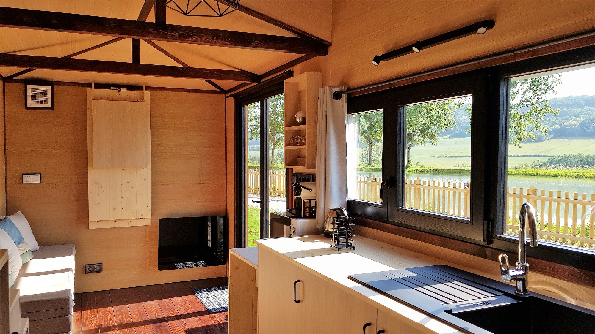 Tiny house moderne avec spa privatif en Bourgogne à Chassey — vue depuis la terrasse
