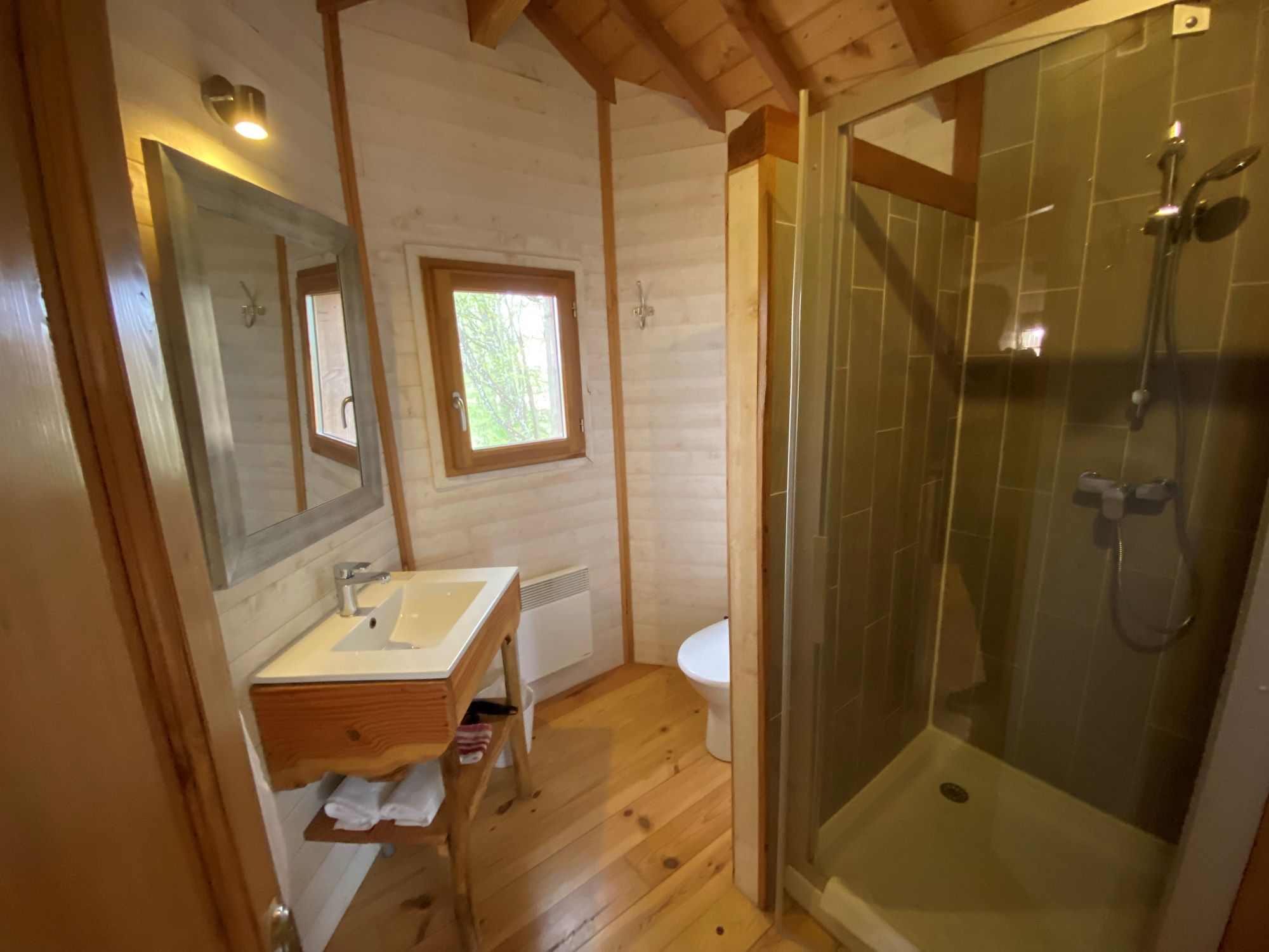 Évasion dans une cabane perchée avec spa en Aquitaine à Monsac — salle de bain
