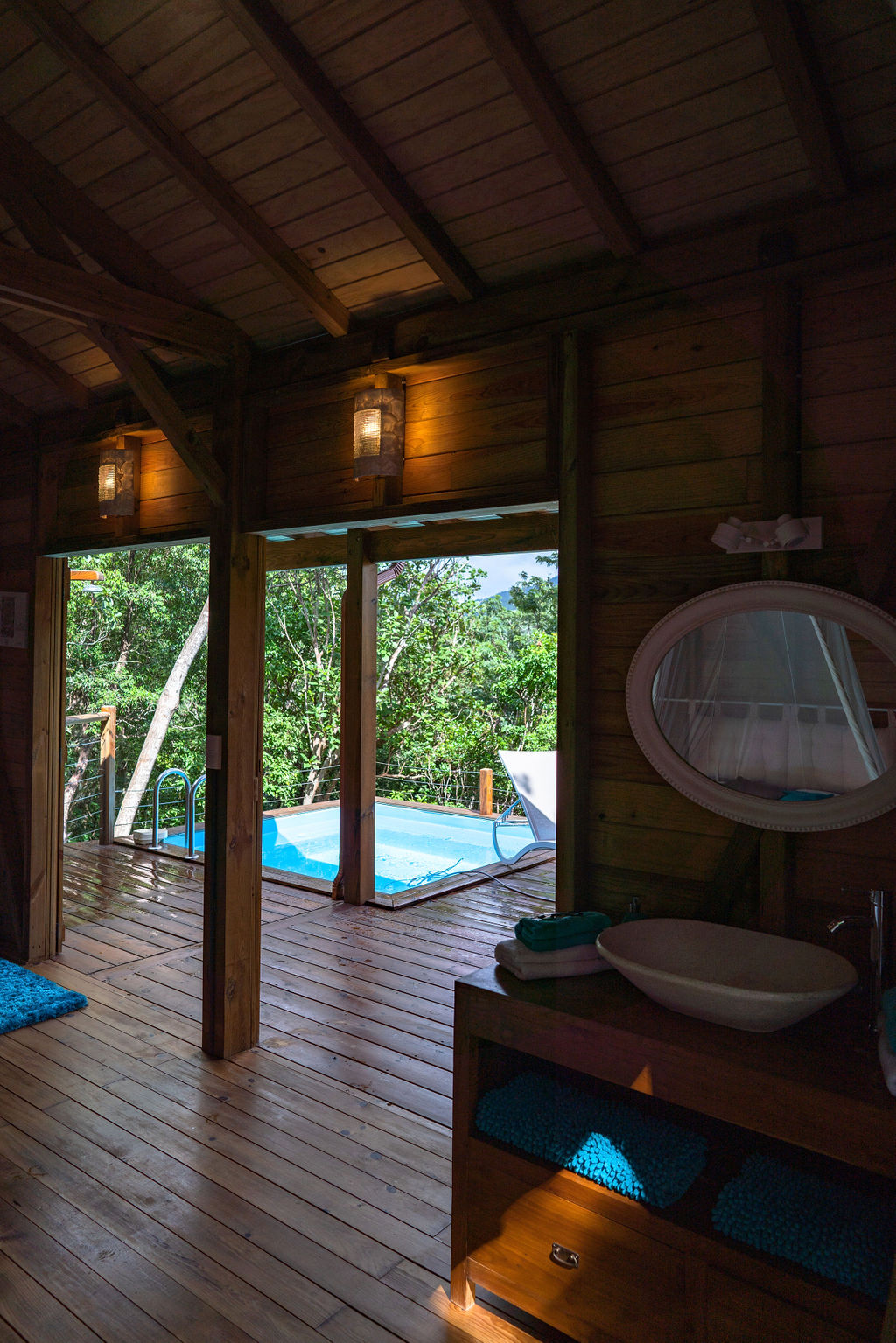 Jungle Lodge : cabane dans les arbres avec piscine privée à Deshaies — environnement naturel