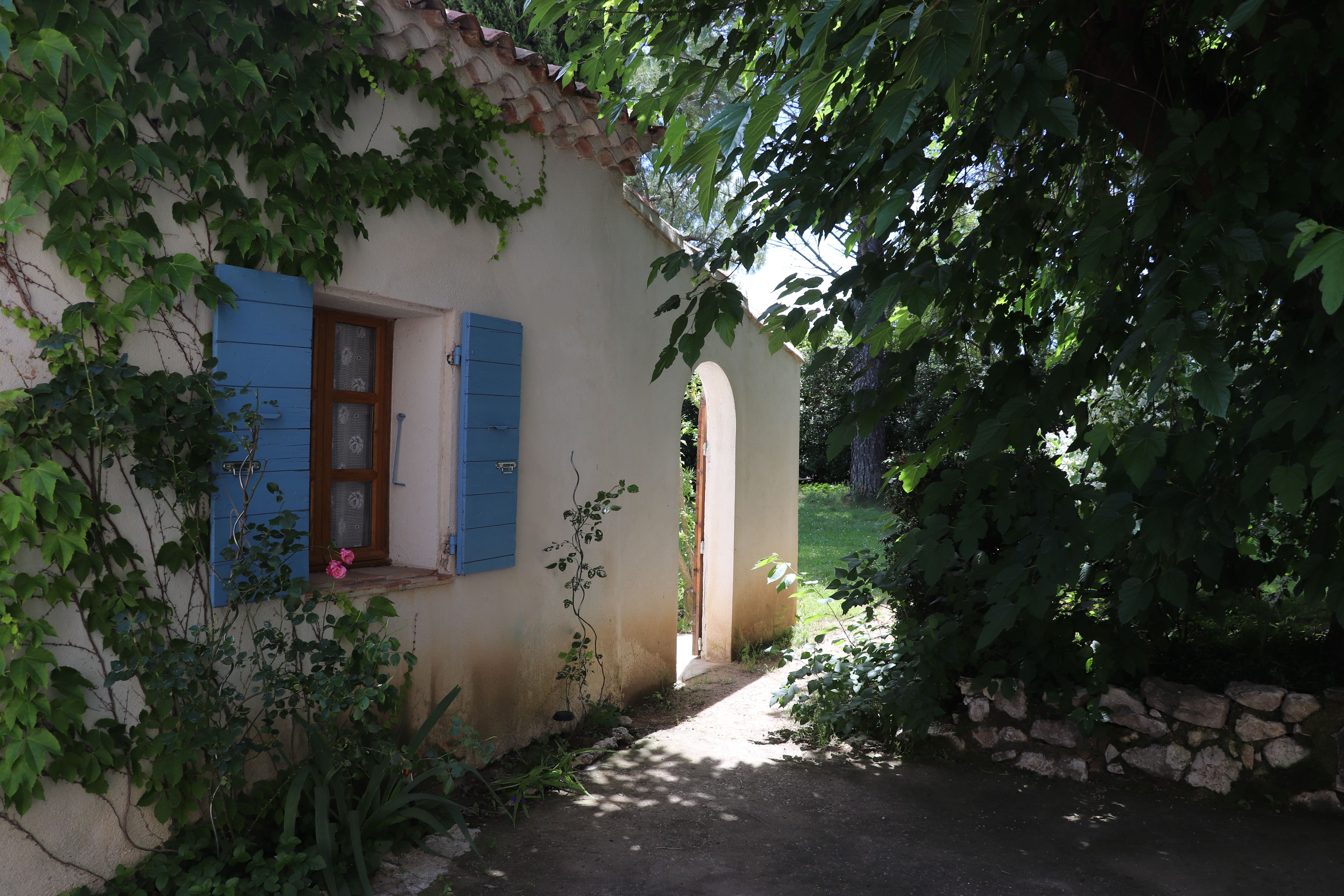Un cabanon provençal au cœur de la nature, avec vue imprenable sur la Sainte Victoire à Fuveau — salle de bain