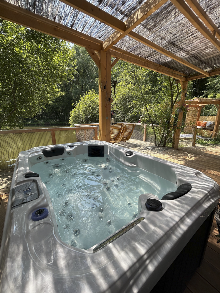 Nymphea & Spa : une cabane sur pilotis pour une évasion romantique à Malicornay — vue intérieure