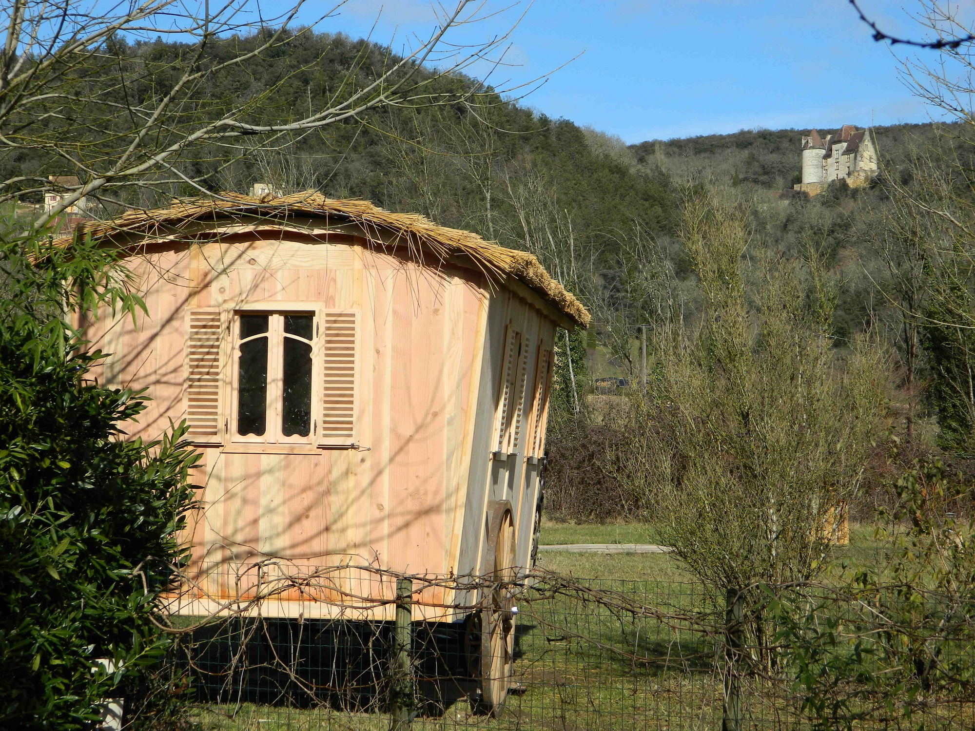 Séjournez dans une roulotte tzigane au cœur de l'Aquitaine à Saint Vincent De Cosse — chambre