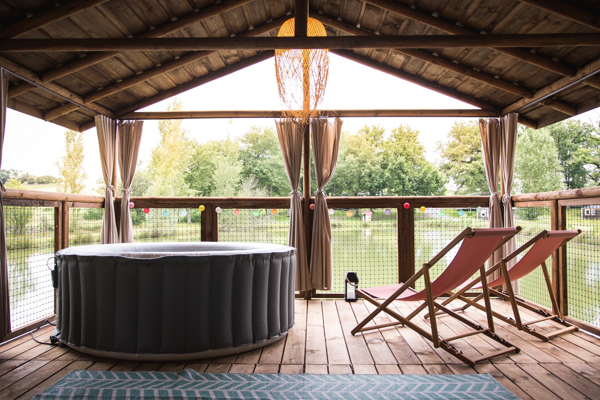 Cabane Chic Lacustre & Spa — Cabane sur pilotis avec spa à Gers à Riguepeu — chambre