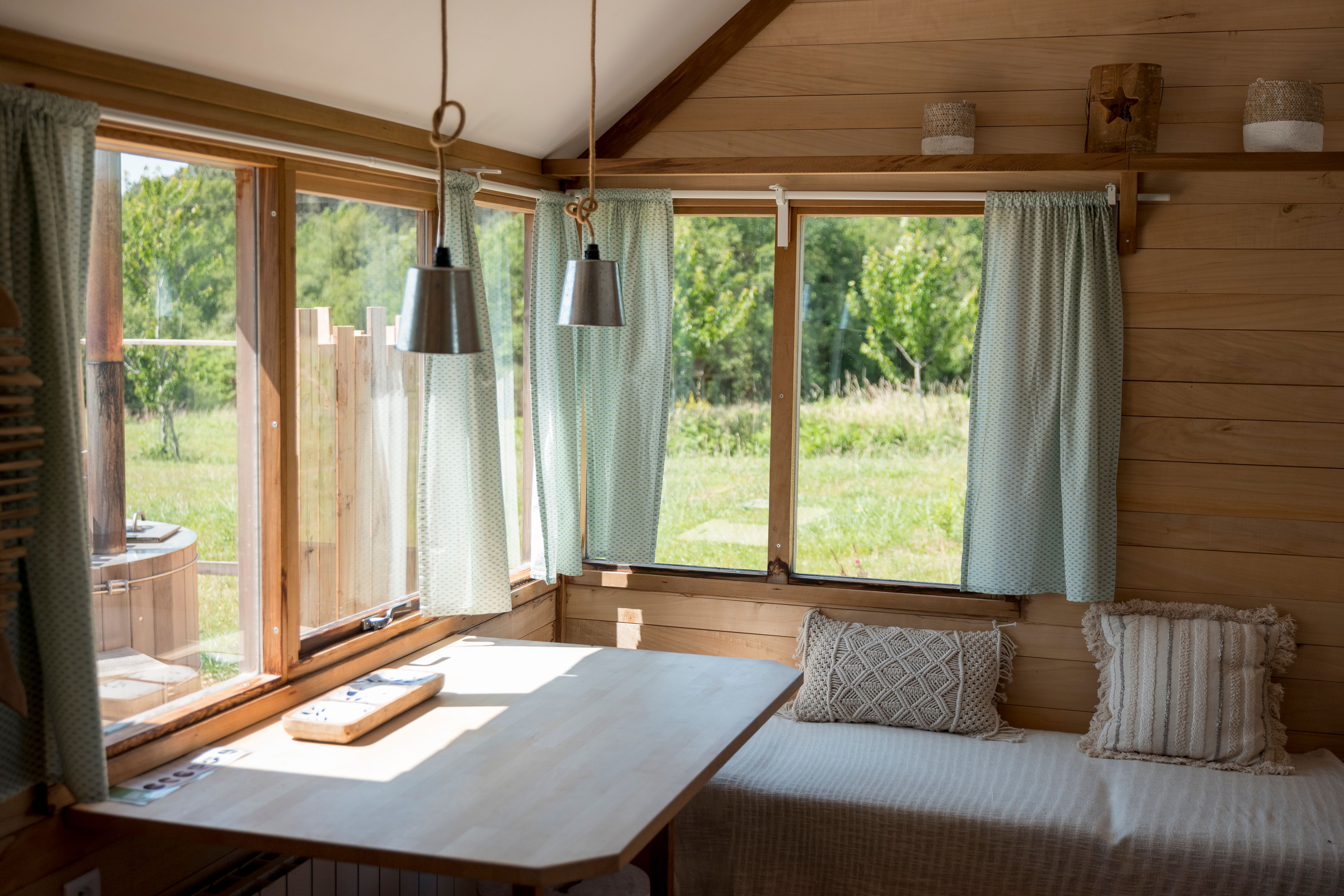Cabane Spa sur l'eau : une évasion sensorielle en Bretagne à Ploemel — espace de vie